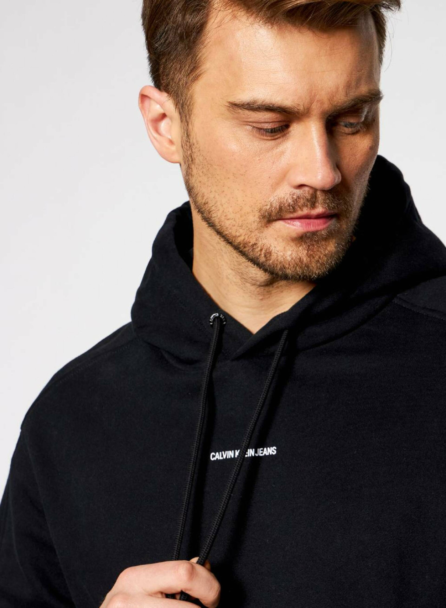 detail Calvin Klein pánska čierna mikina