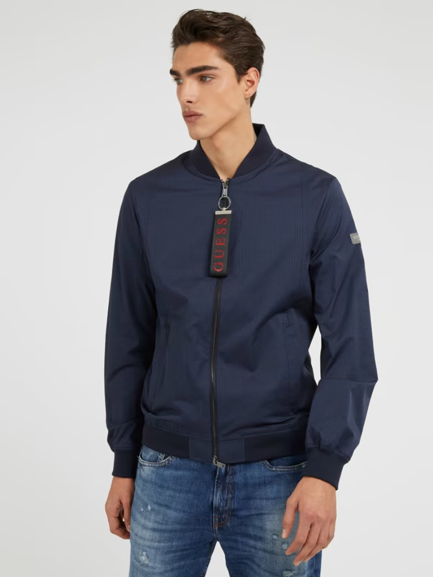 detail Guess pánsky tmavomodrý bomber