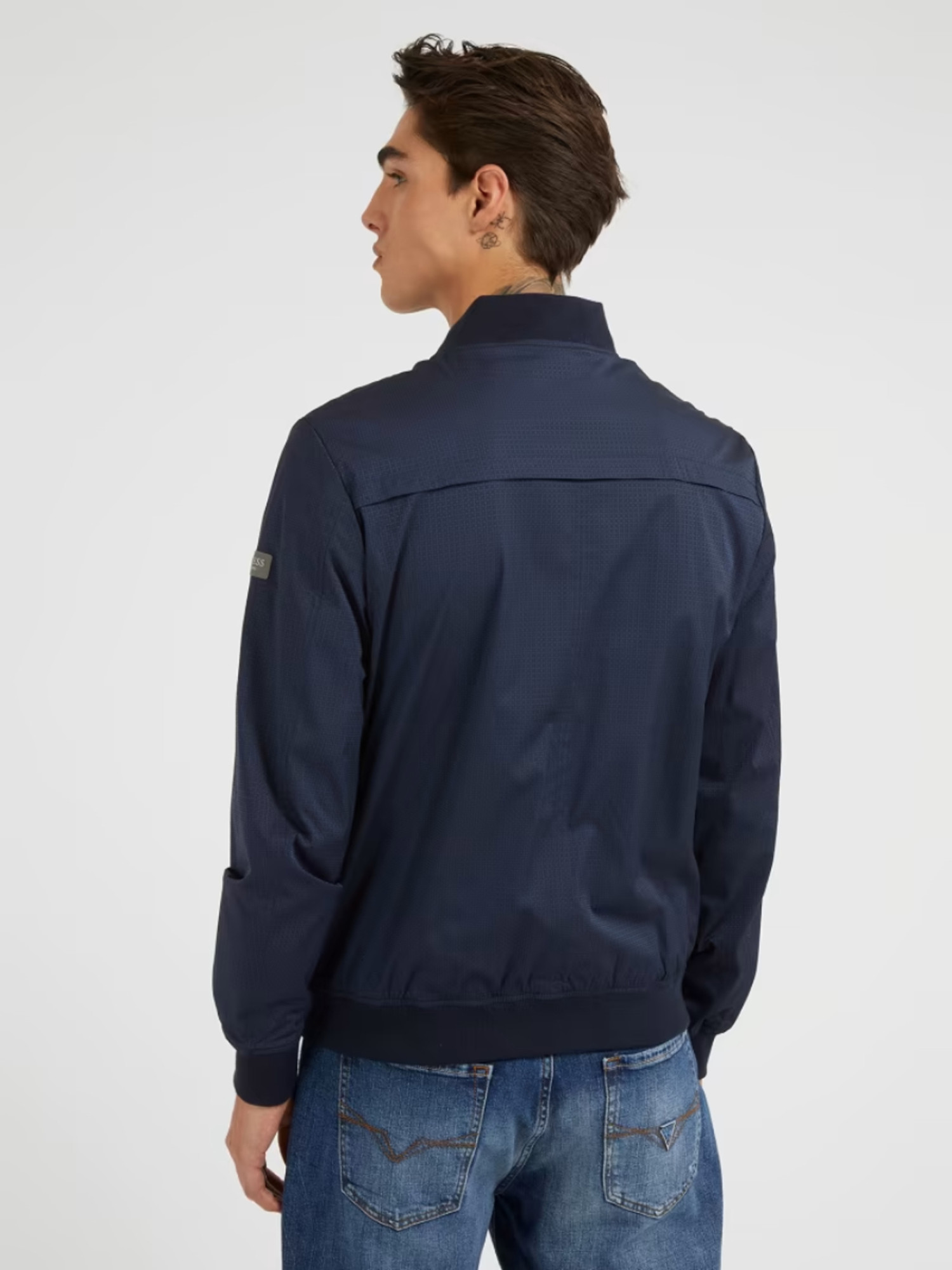 detail Guess pánsky tmavomodrý bomber