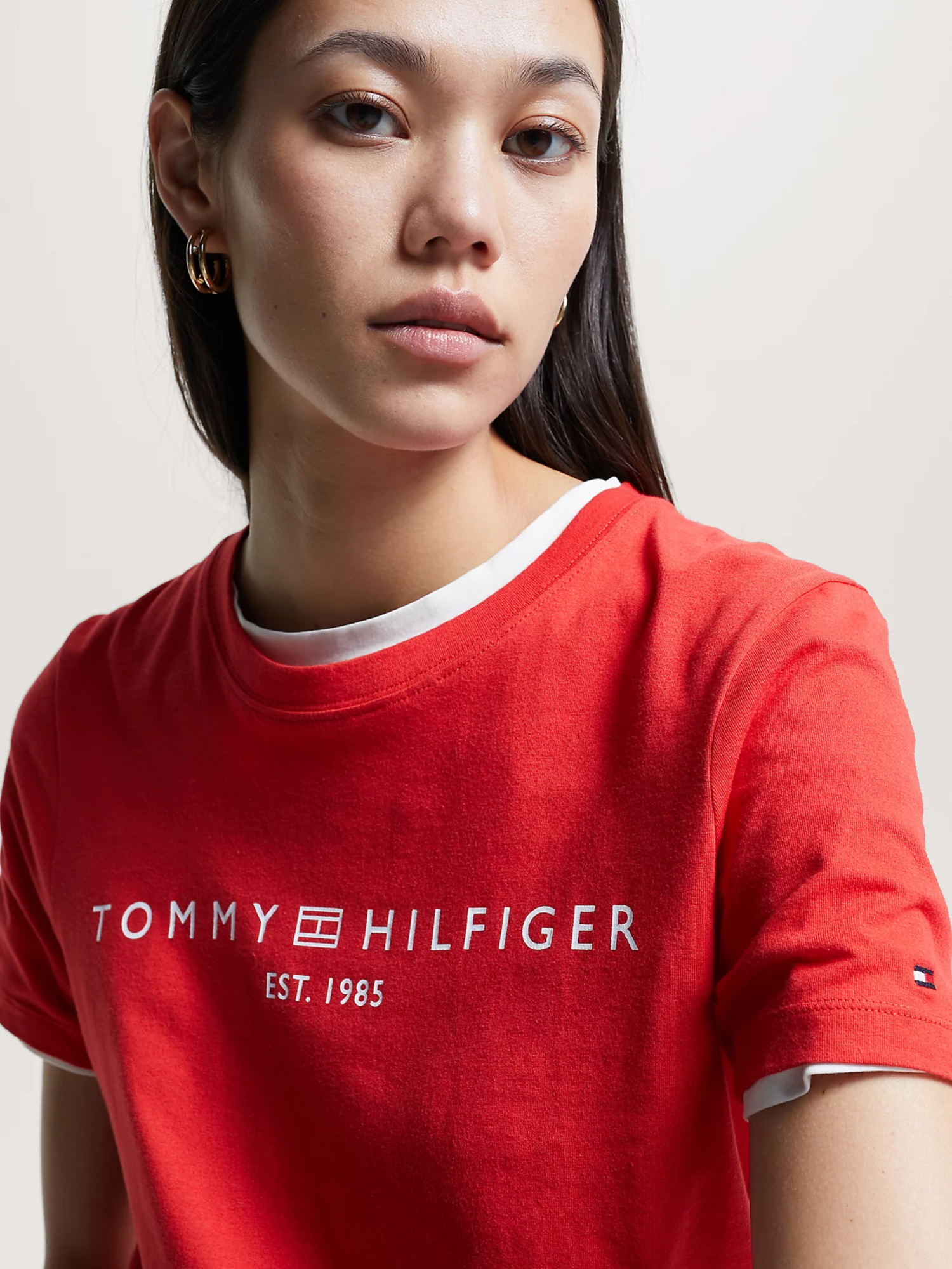 detail Tommy Hilfiger dámske červené tričko