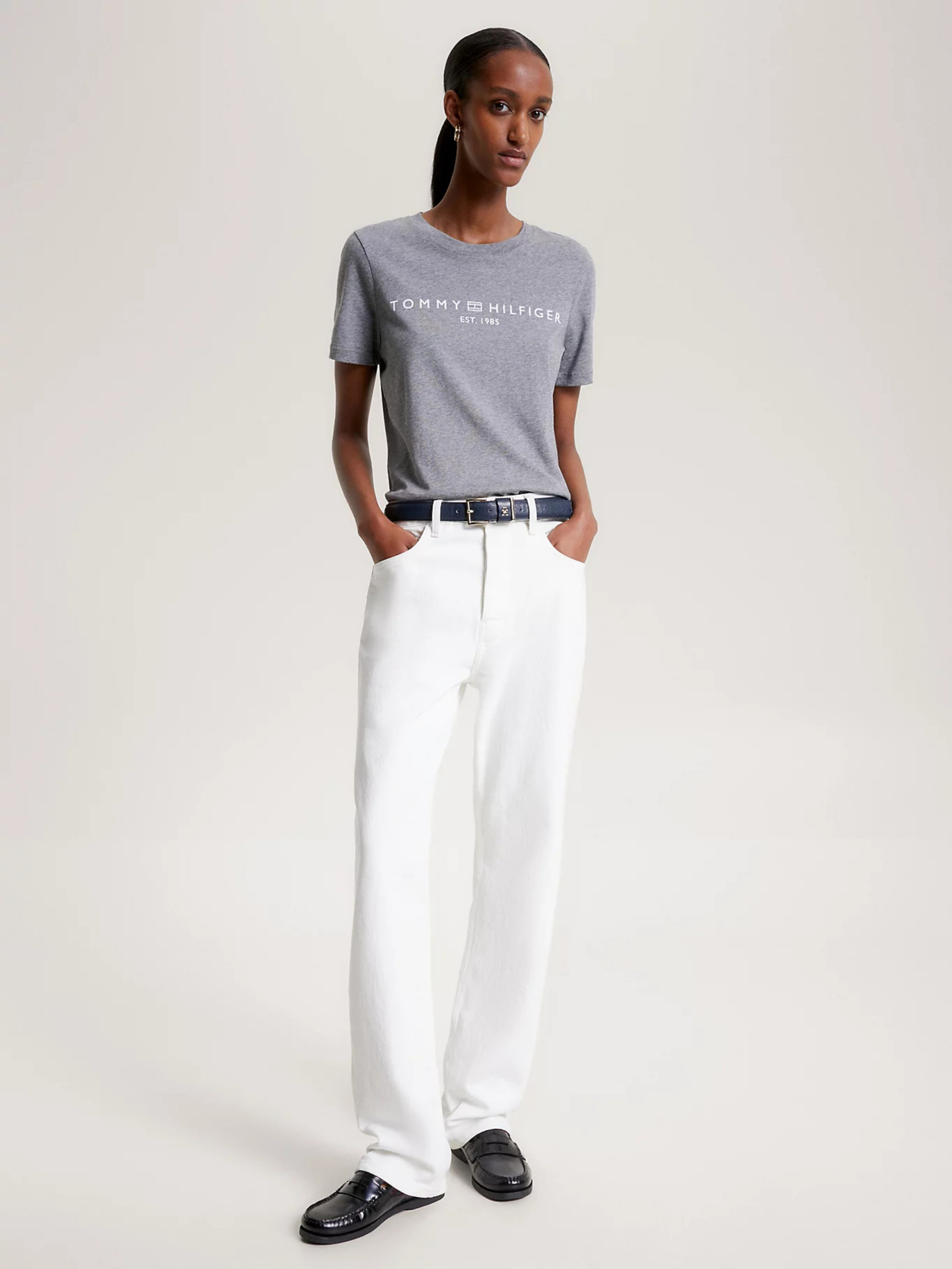 detail Tommy Hilfiger dámske šedé tričko