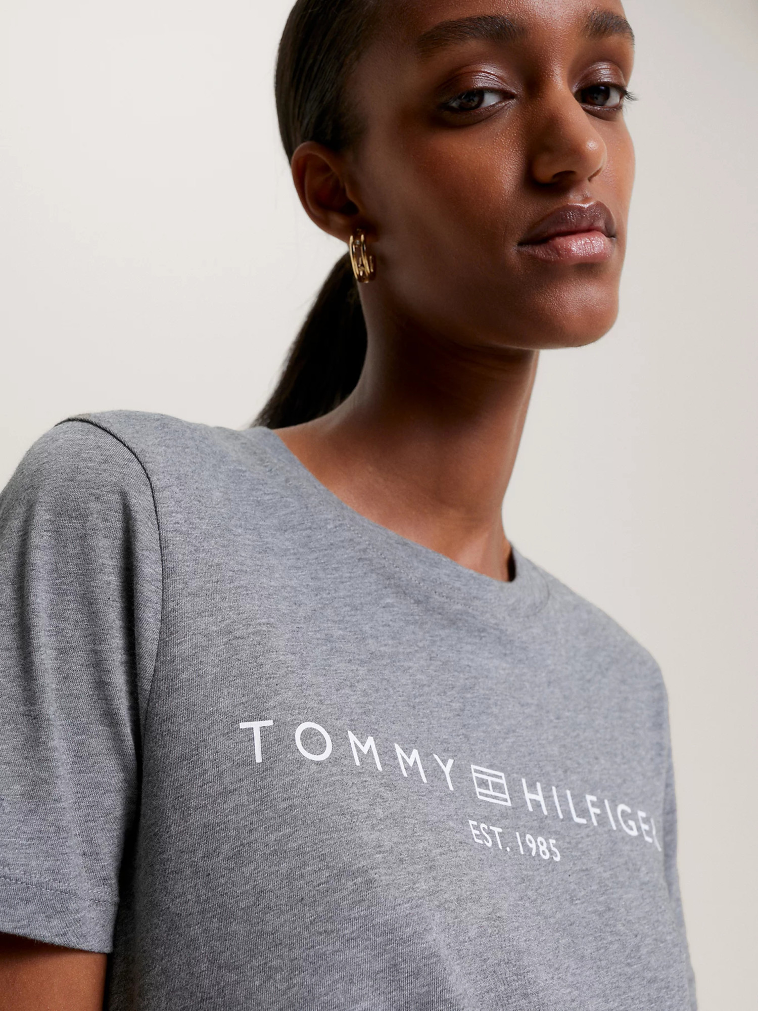 detail Tommy Hilfiger dámske šedé tričko
