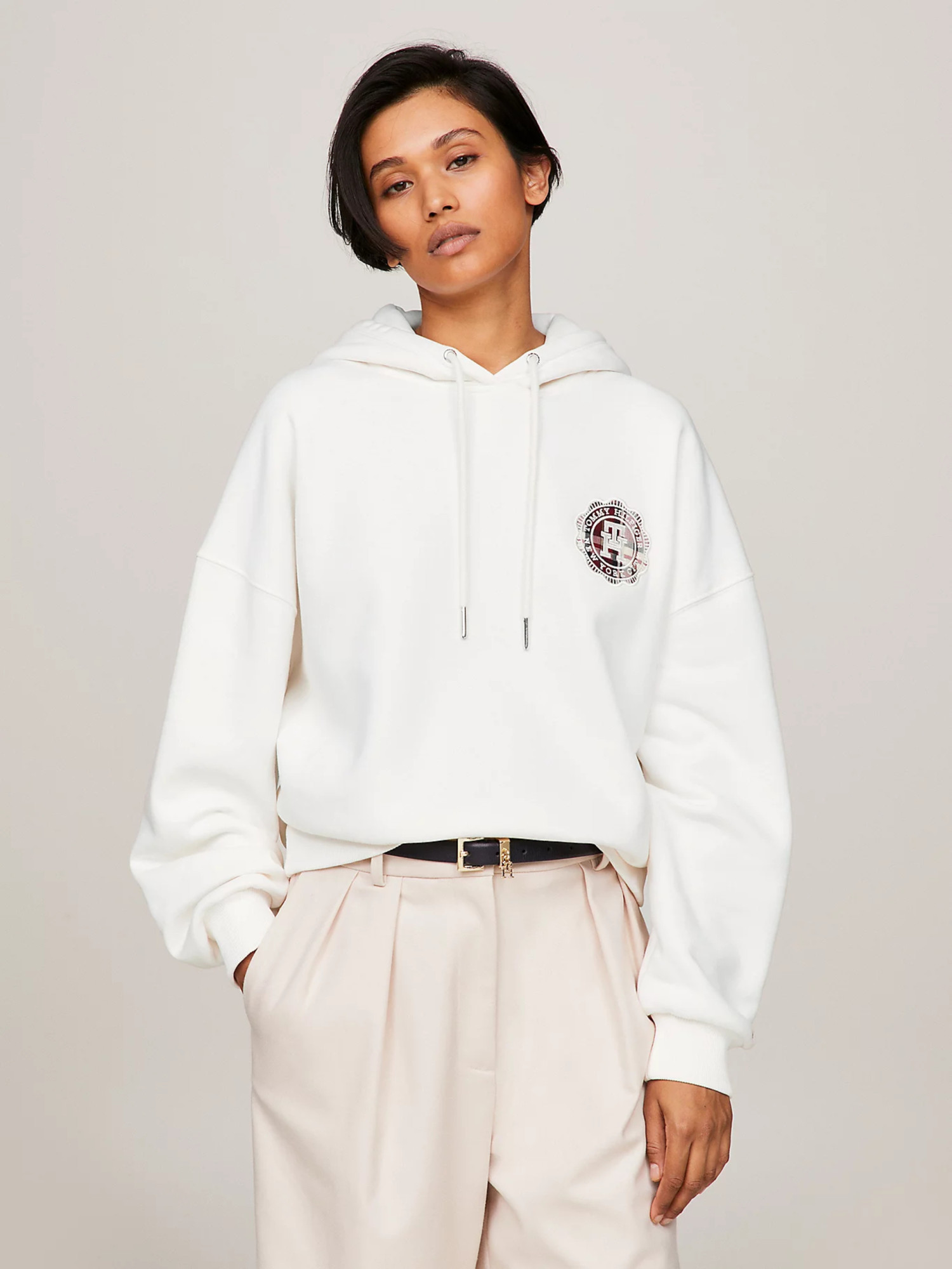 detail Tommy Hilfiger dámská krémová mikina s kapucí