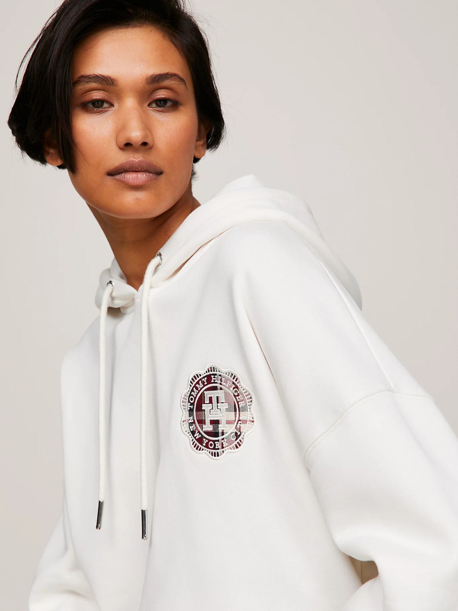 detail Tommy Hilfiger dámská krémová mikina s kapucí