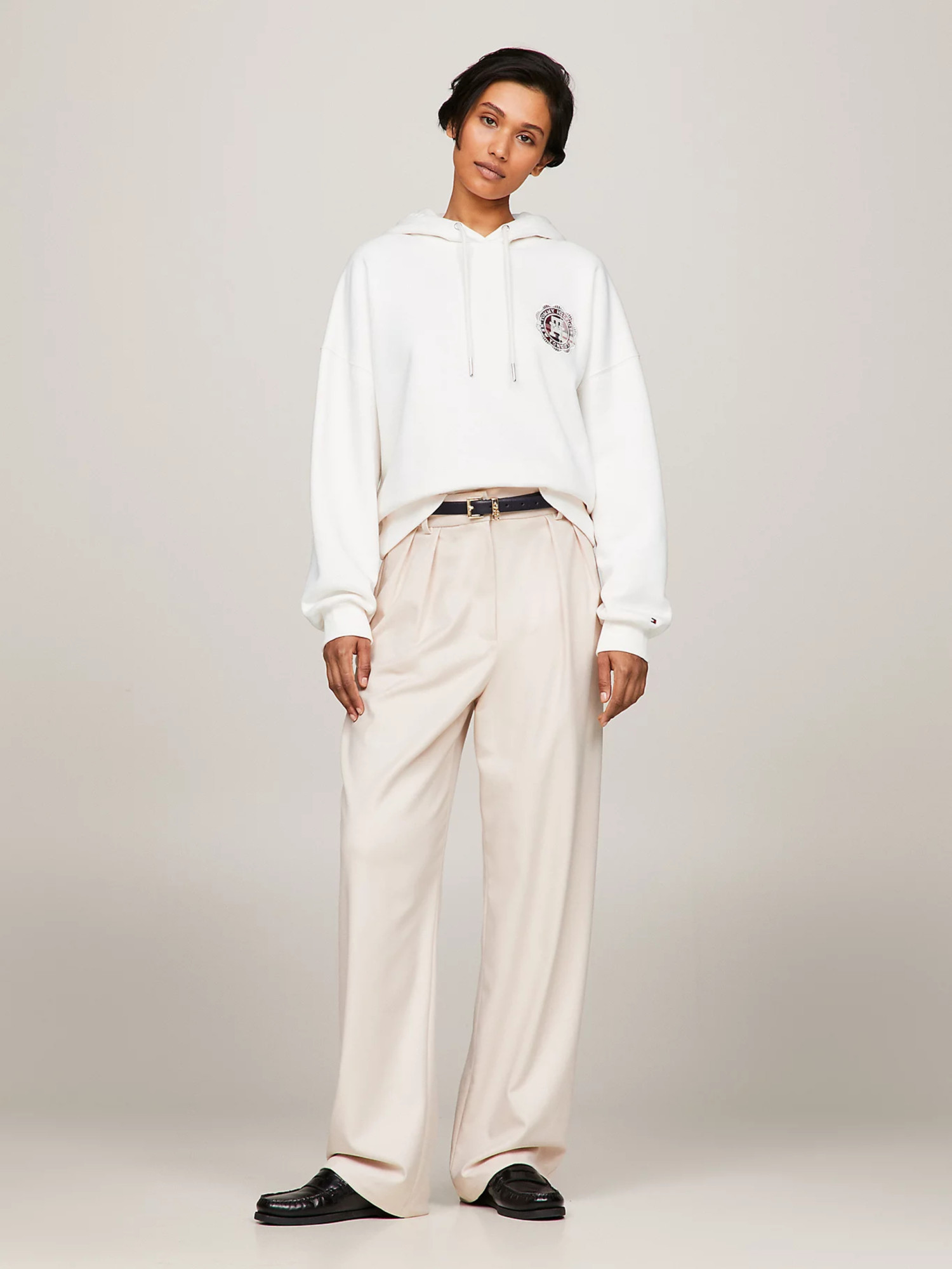 detail Tommy Hilfiger dámská krémová mikina s kapucí