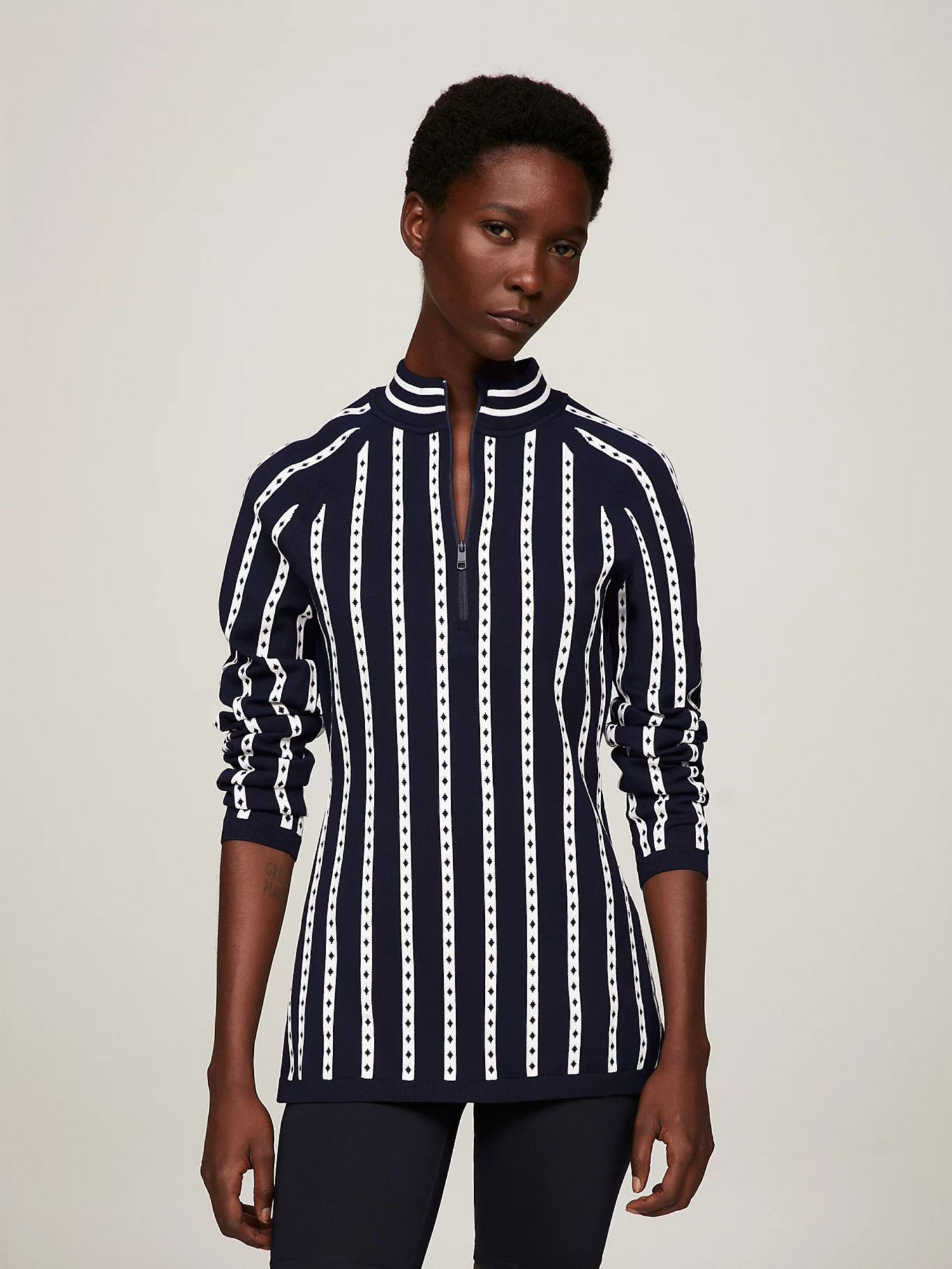 detail Tommy Hilfiger dámsky tmavomodrý sveter so vzorom