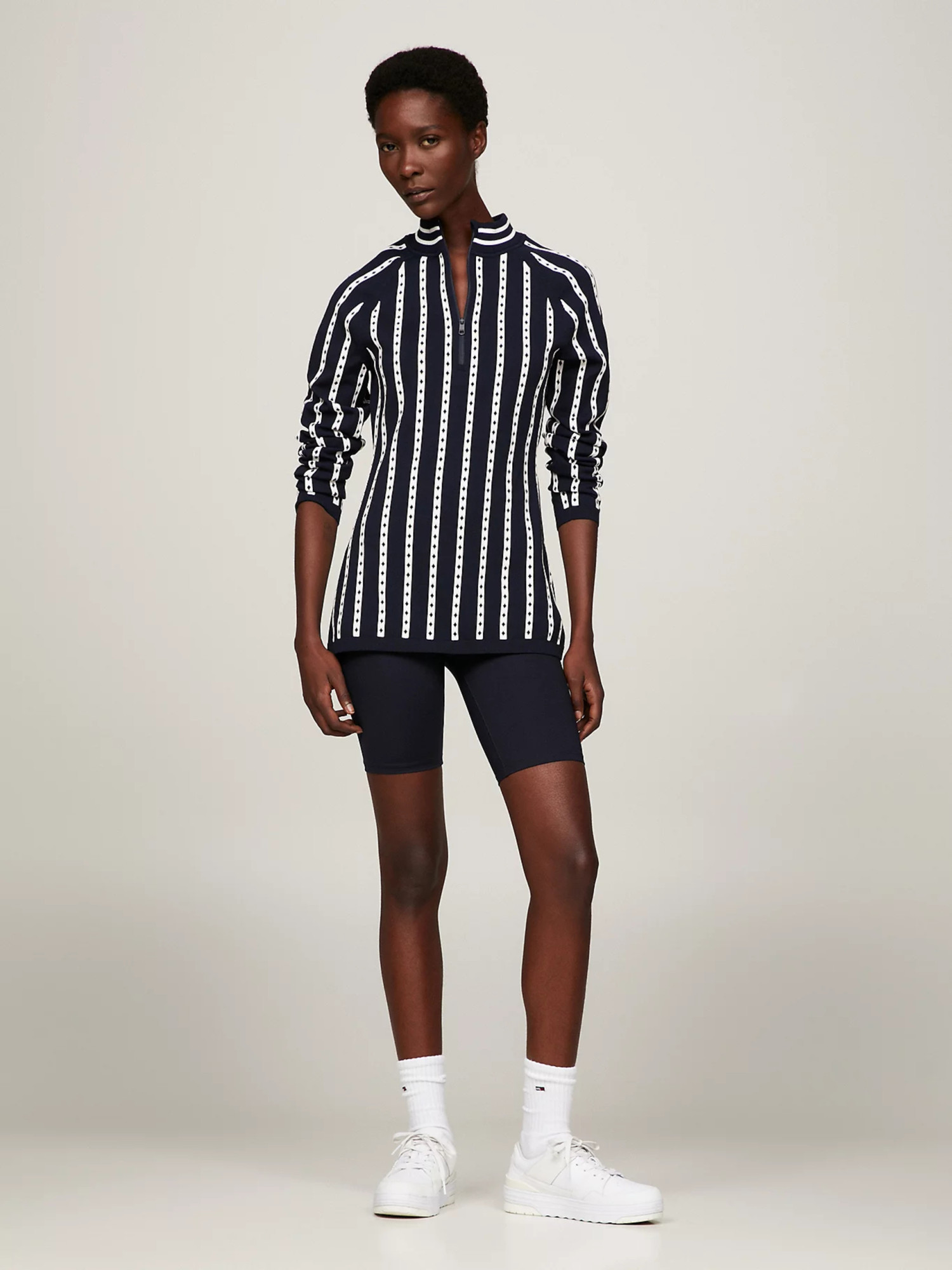 detail Tommy Hilfiger dámsky tmavomodrý sveter so vzorom