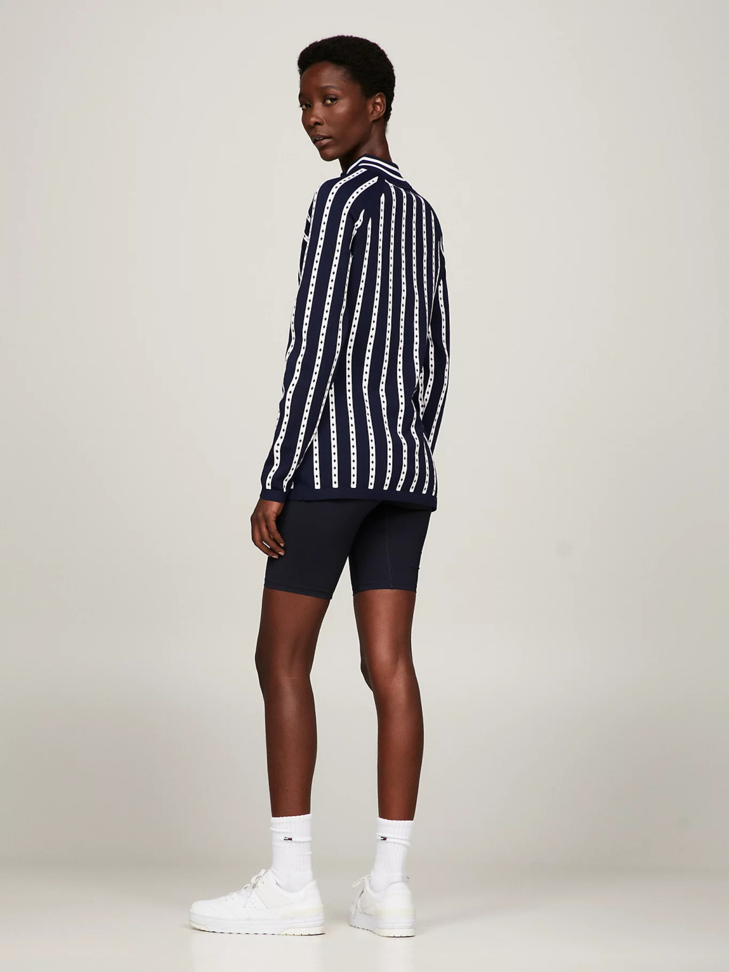 detail Tommy Hilfiger dámsky tmavomodrý sveter so vzorom