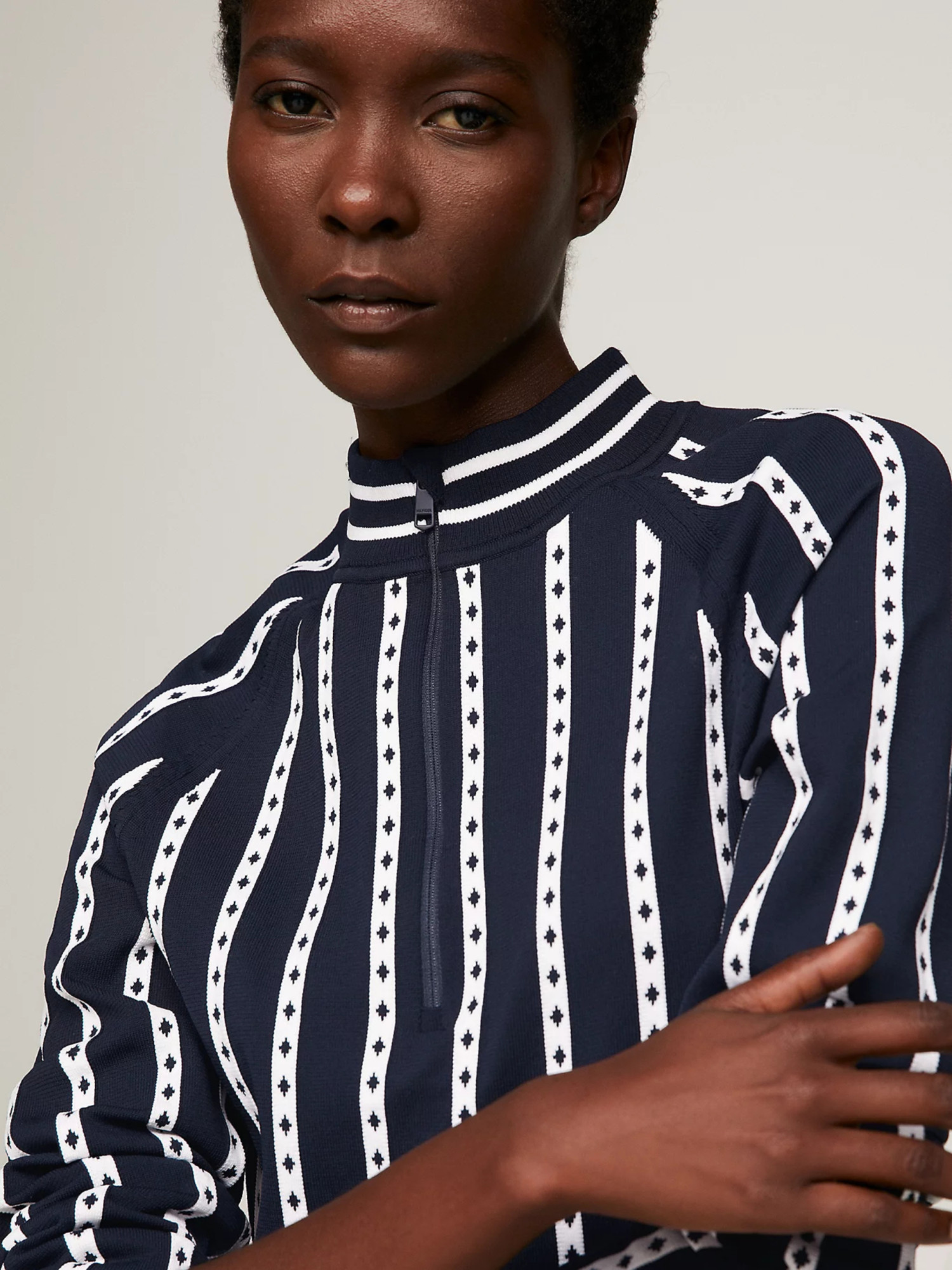 detail Tommy Hilfiger dámsky tmavomodrý sveter so vzorom