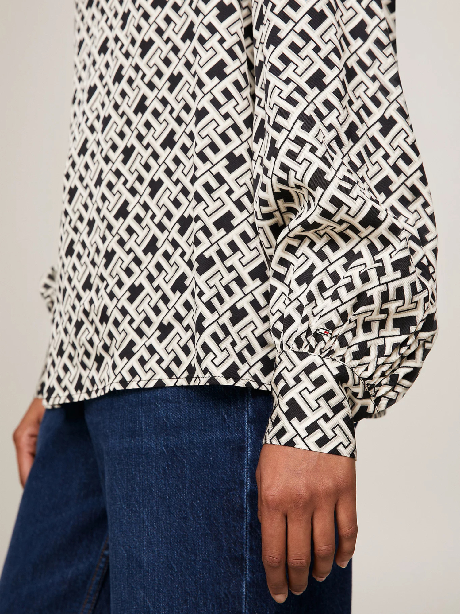 detail Tommy Hilfiger dámska vzorovaná blúzka