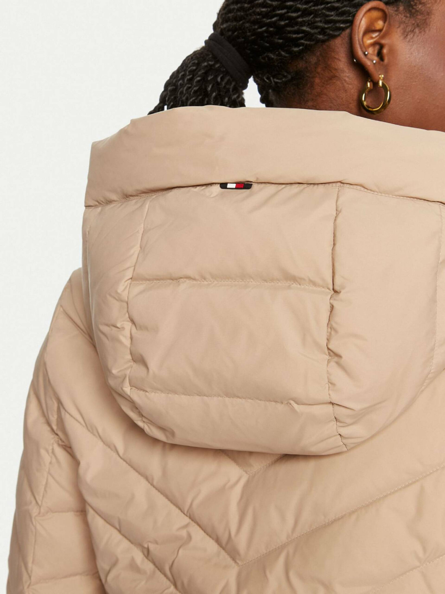 detail Tommy Hilfiger dámska páperová bunda Chevron