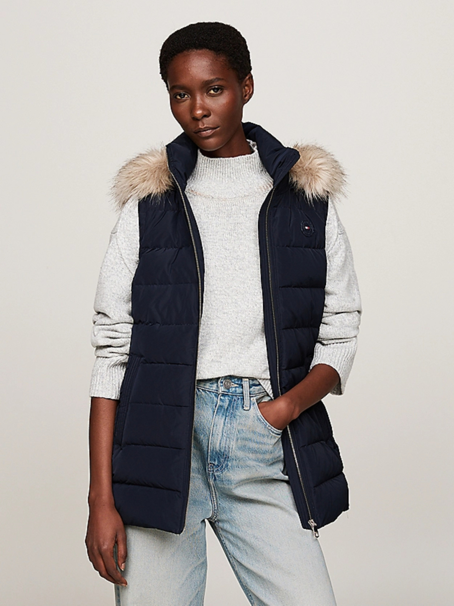 detail Tommy Hilfiger dámska tmavo modrá páperová vesta