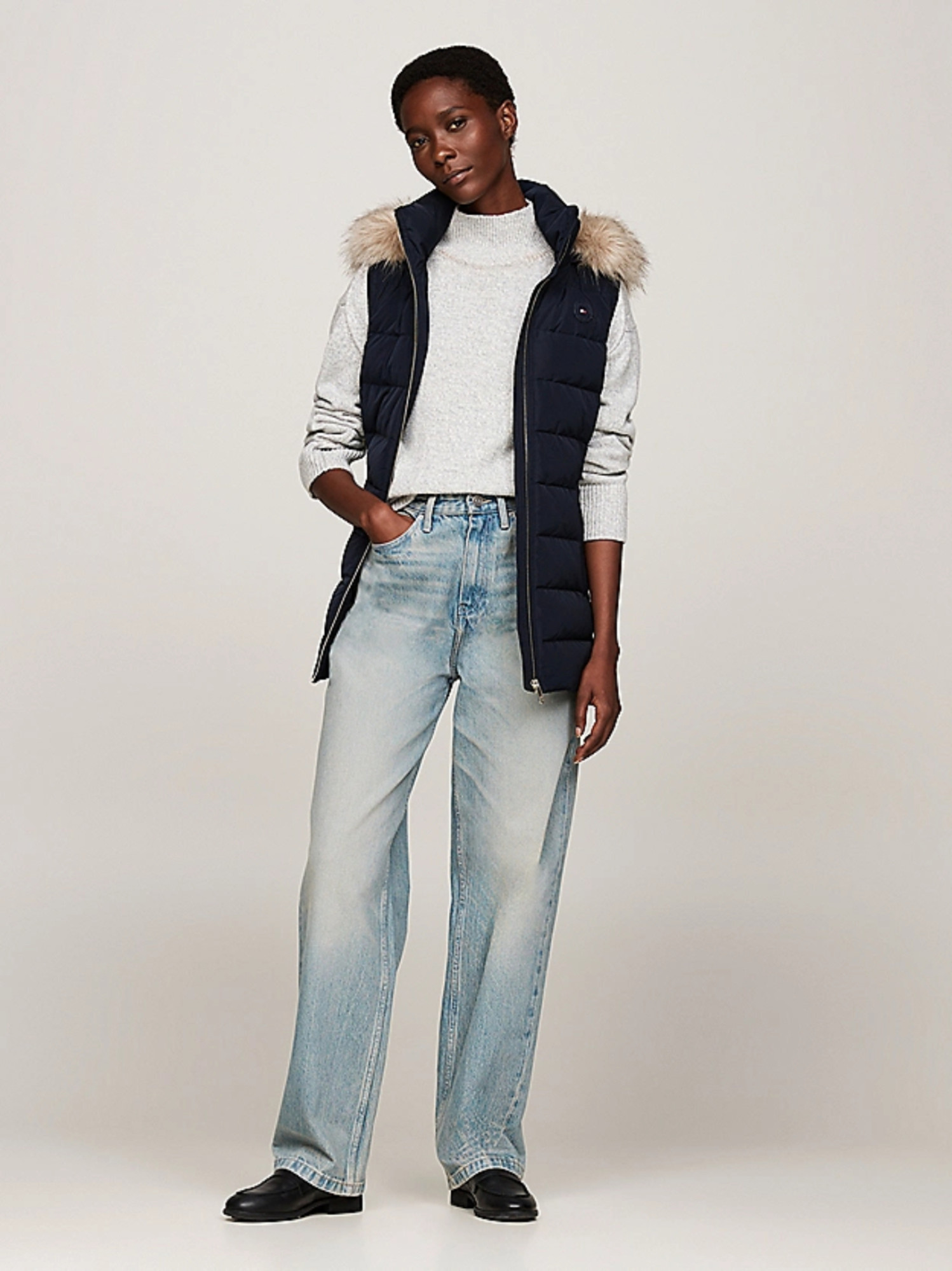 detail Tommy Hilfiger dámska tmavo modrá páperová vesta
