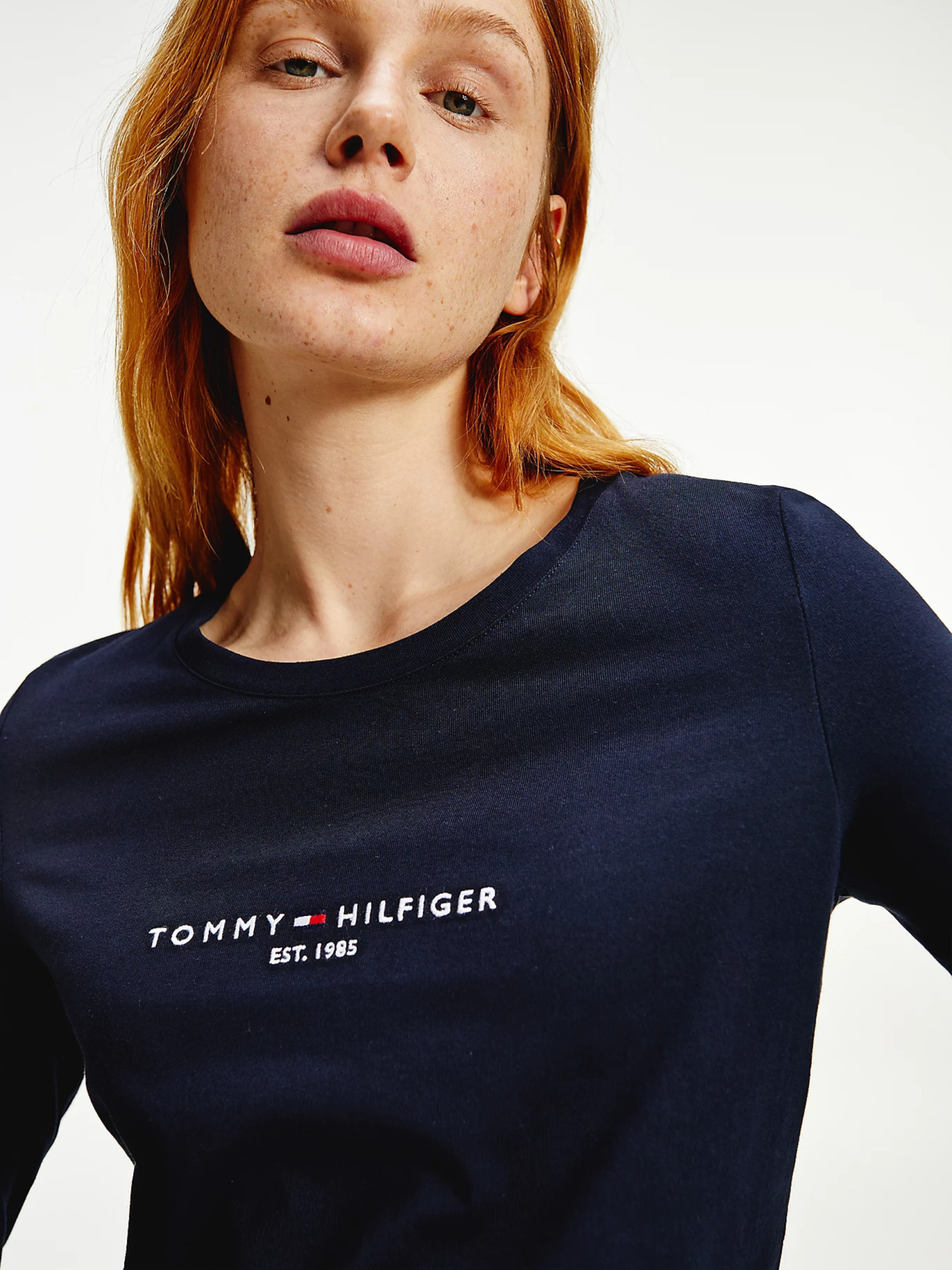 detail Tommy Hilfiger dámske tmavo modré tričko s dlhým rukávom
