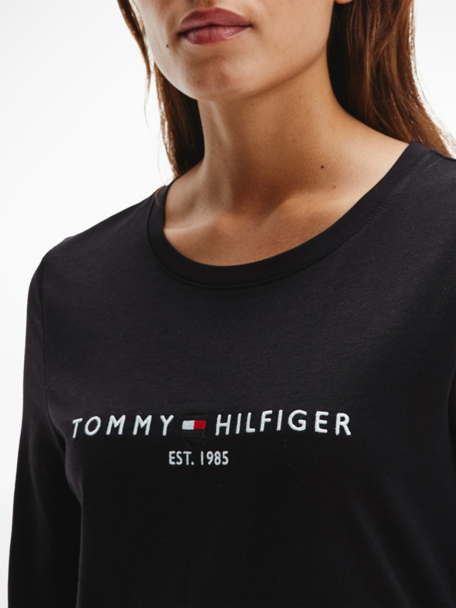 detail Tommy Hilfiger dámske čierne tričko s dlhým rukávom