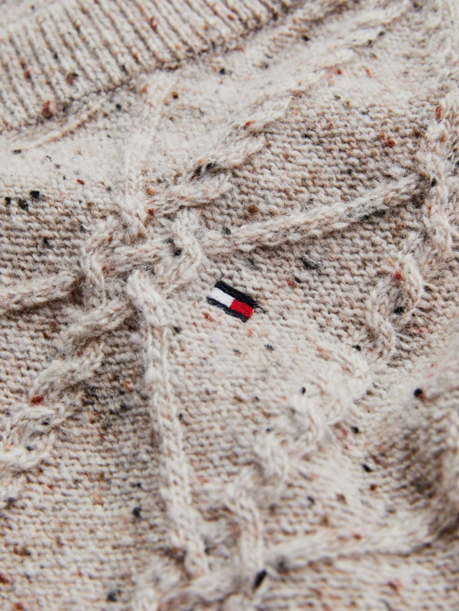 detail Tommy Hilfiger dámsky béžový sveter so vzorom
