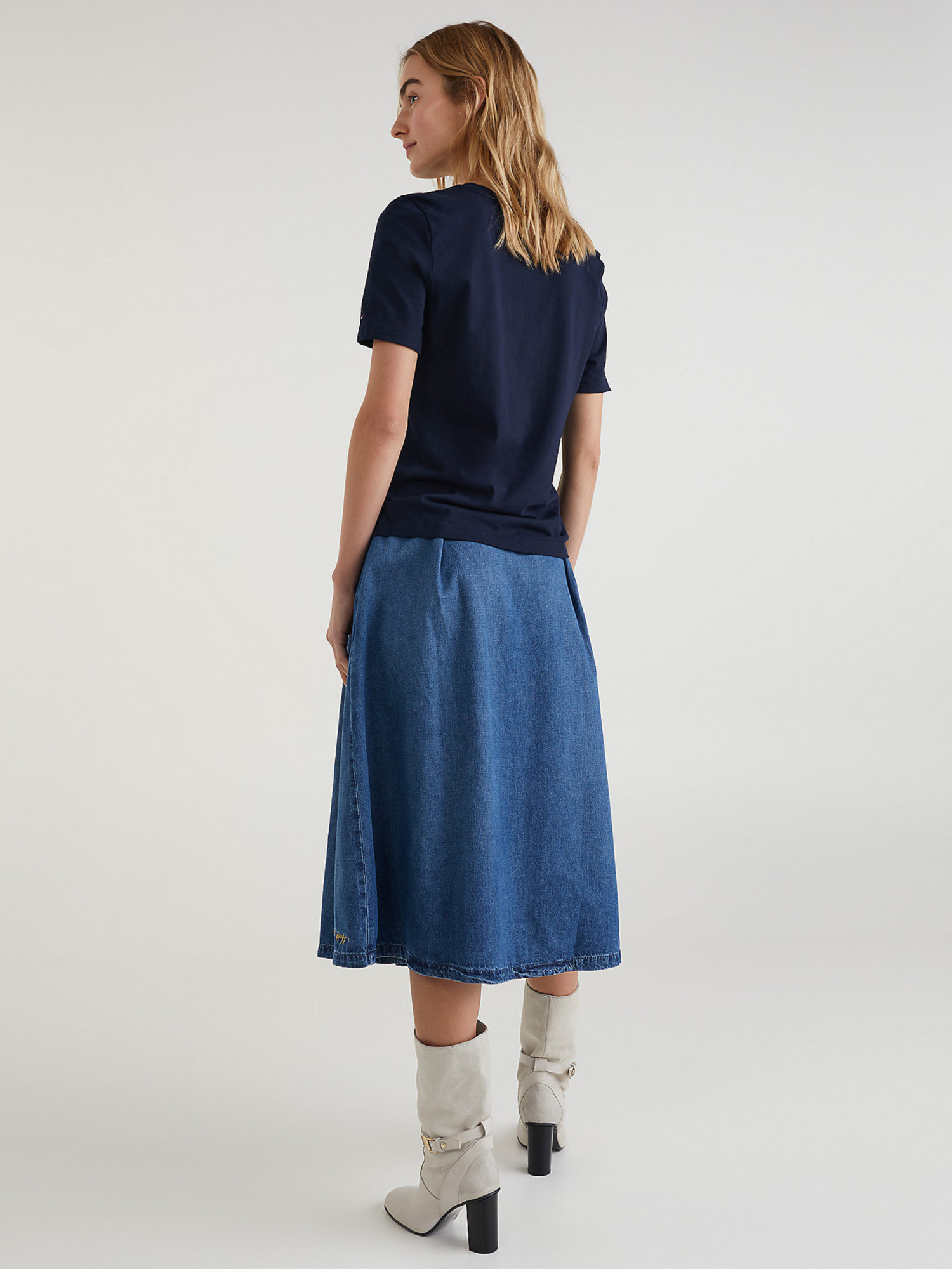 detail Tommy Hilfiger dámske modré tričko