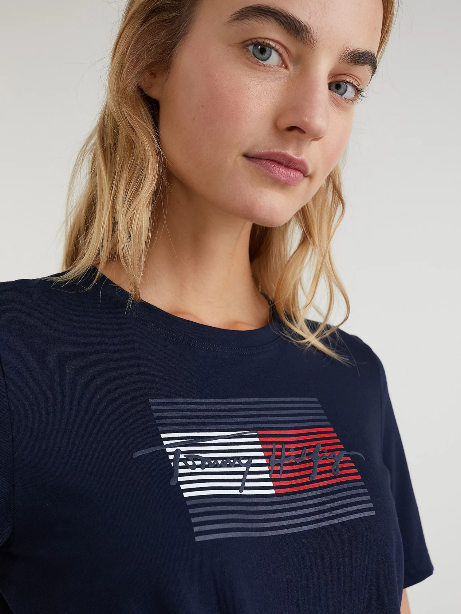 detail Tommy Hilfiger dámske modré tričko