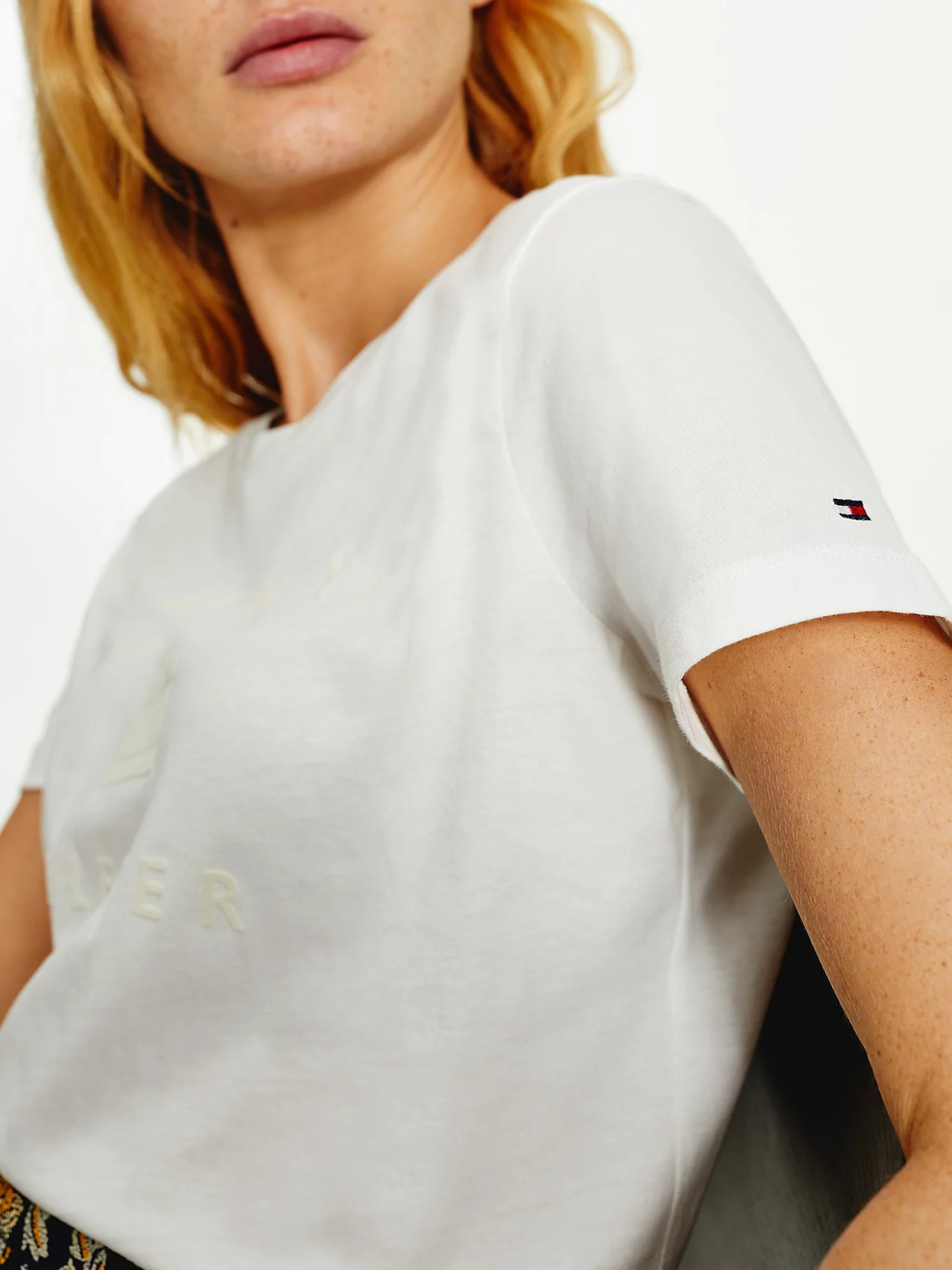 detail Tommy Hilfiger dámske biele tričko