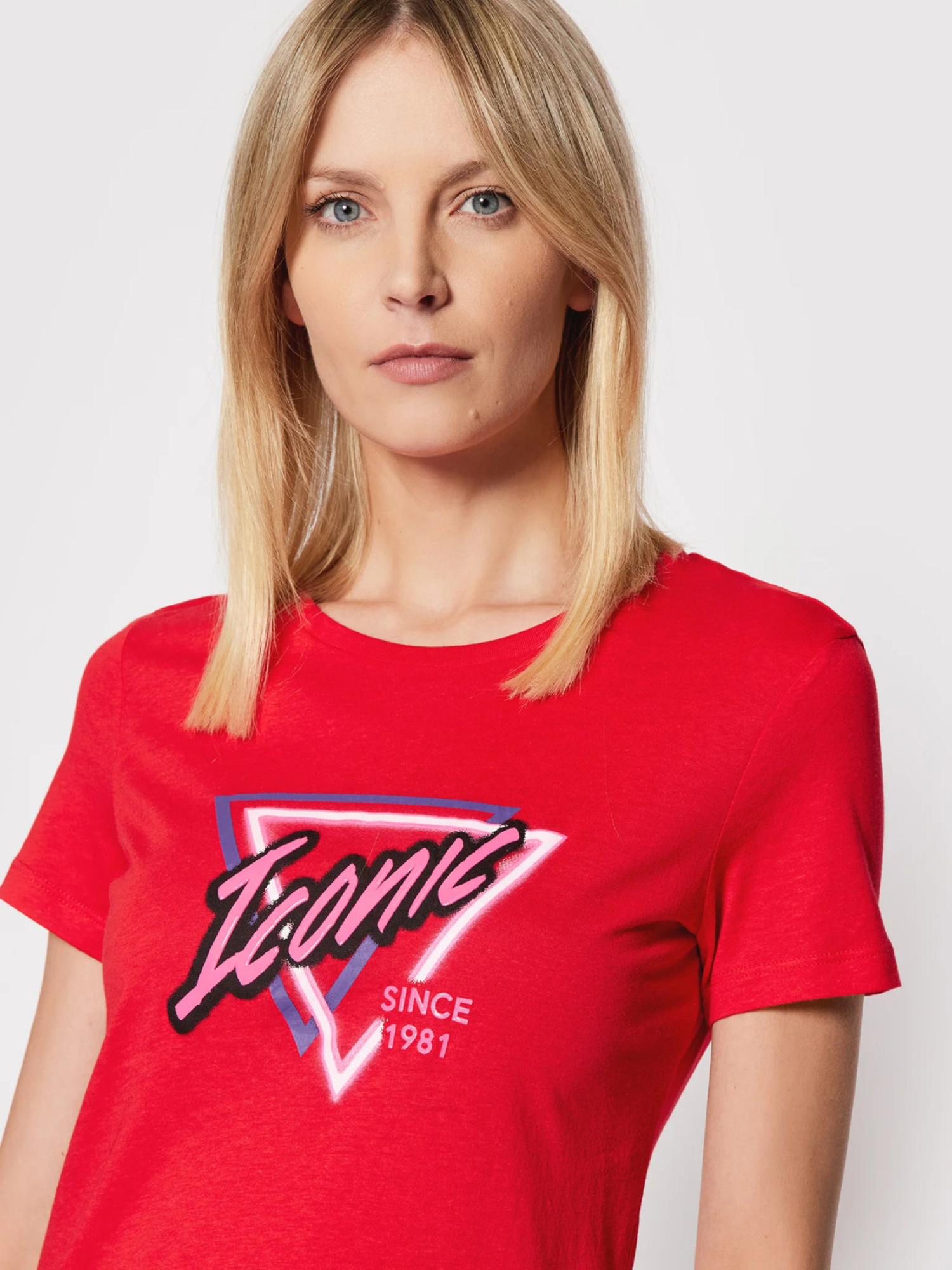 detail Guess dámske červené tričko