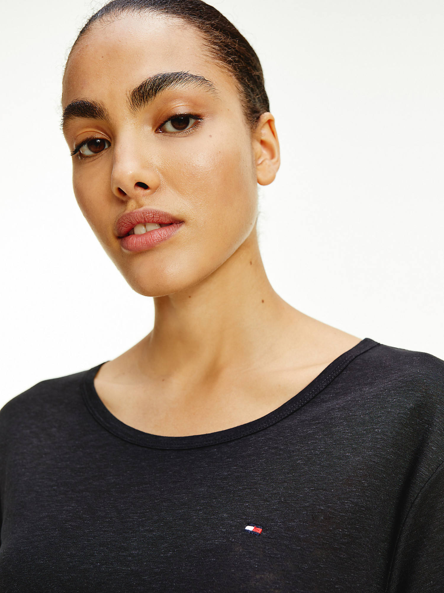 detail Tommy Hilfiger dámske čierne tričko