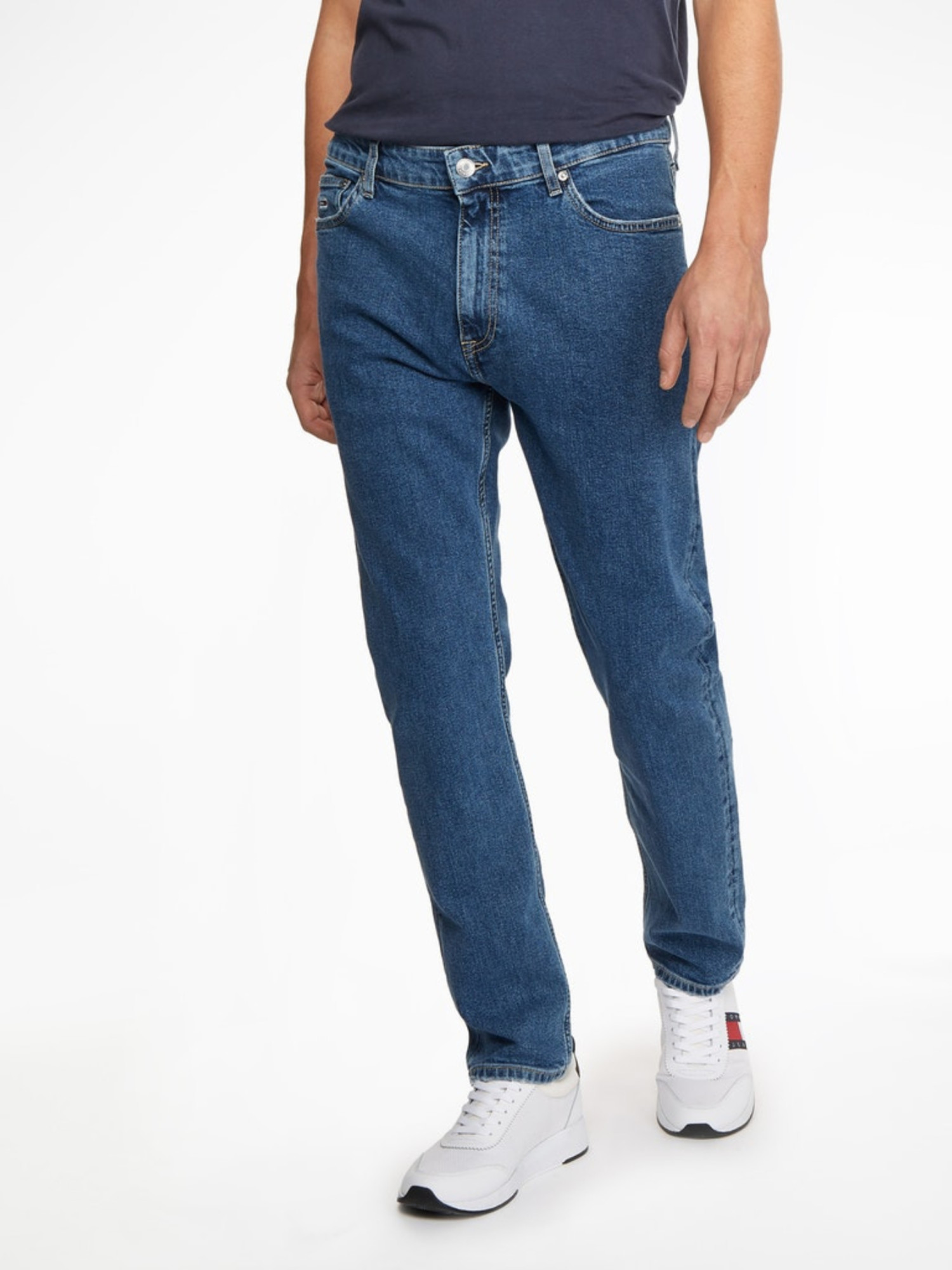 detail Tommy Jeans pánske tmavomodré džínsy DAD JEAN