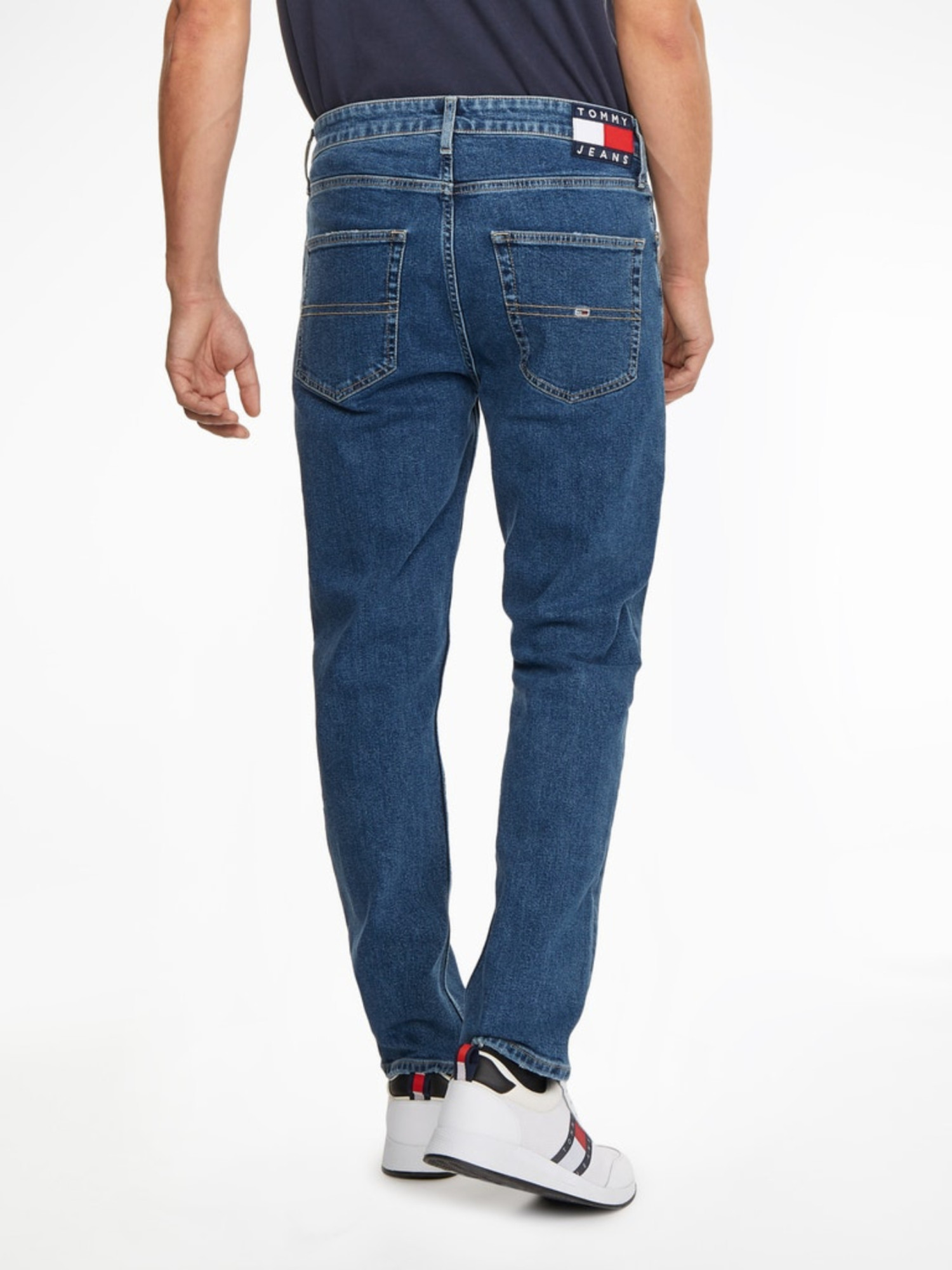detail Tommy Jeans pánske tmavomodré džínsy DAD JEAN