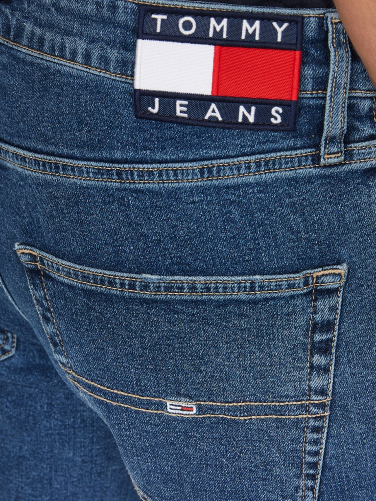 detail Tommy Jeans pánske tmavomodré džínsy DAD JEAN