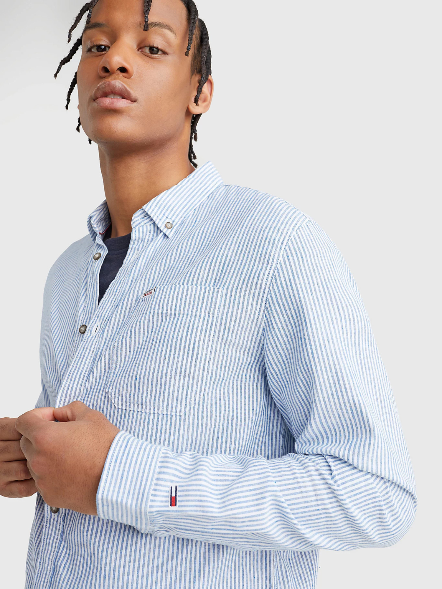 detail Tommy Jeans pánska pruhovaná košeľa
