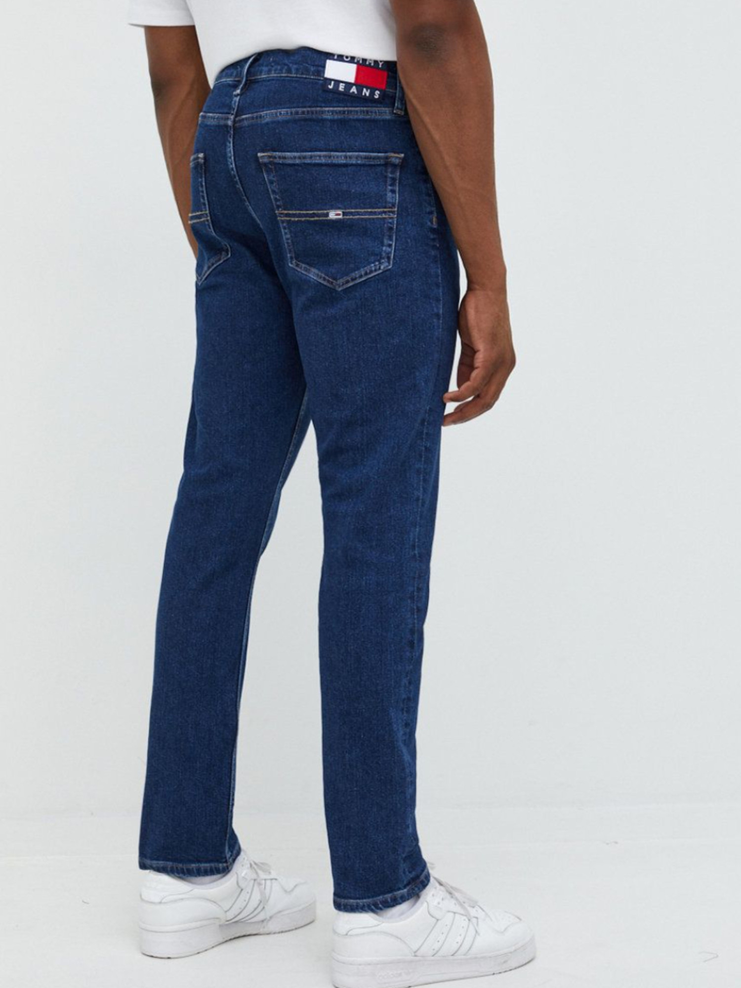 detail Tommy Jeans pánske modré džínsy DAD JEAN