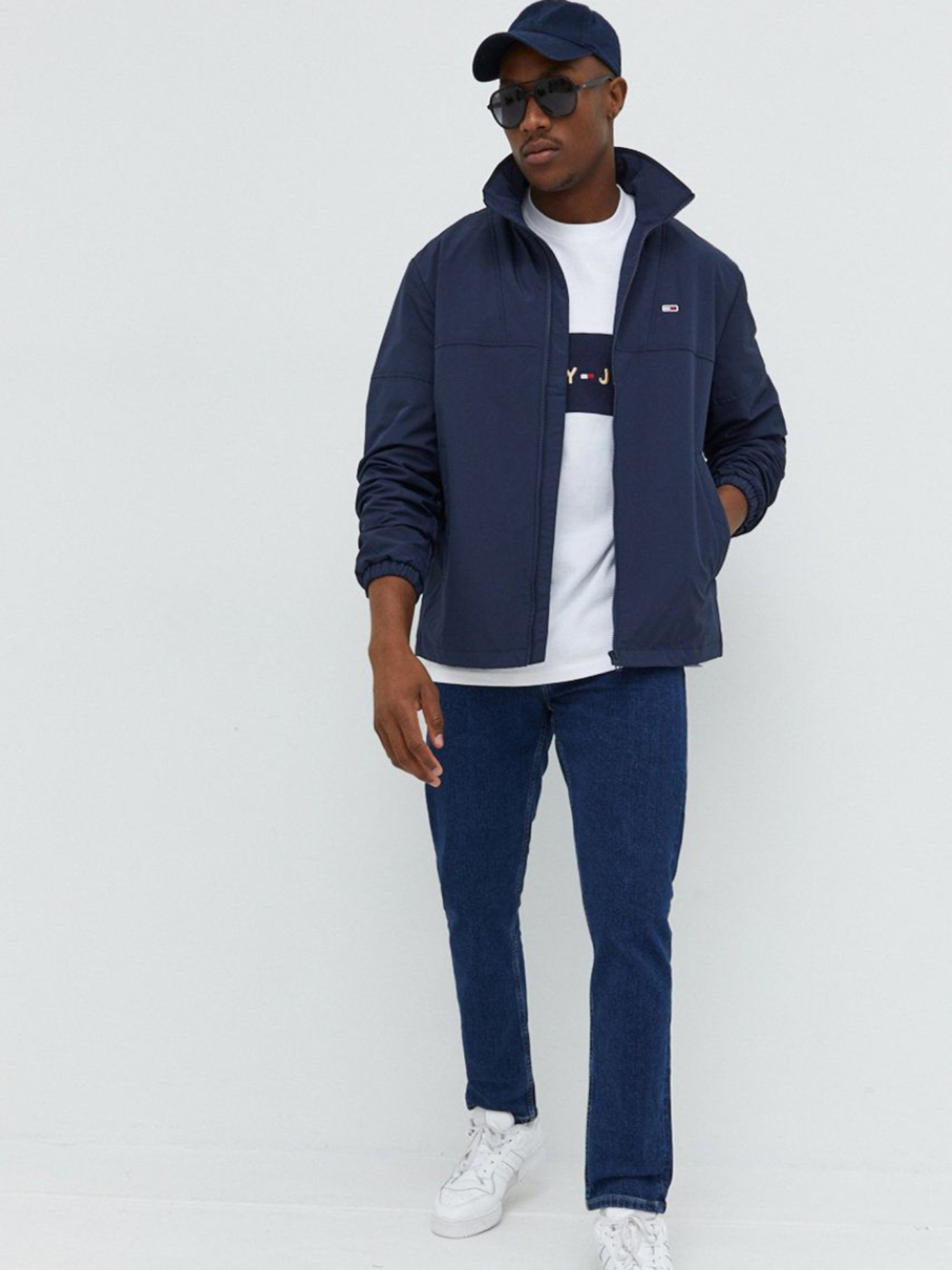 detail Tommy Jeans pánske modré džínsy DAD JEAN