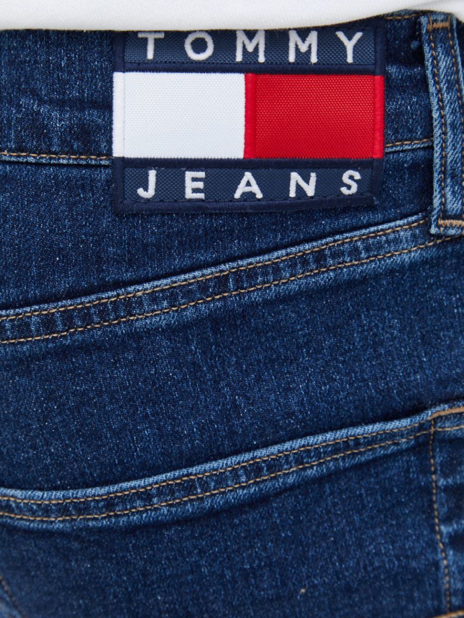 detail Tommy Jeans pánske modré džínsy DAD JEAN