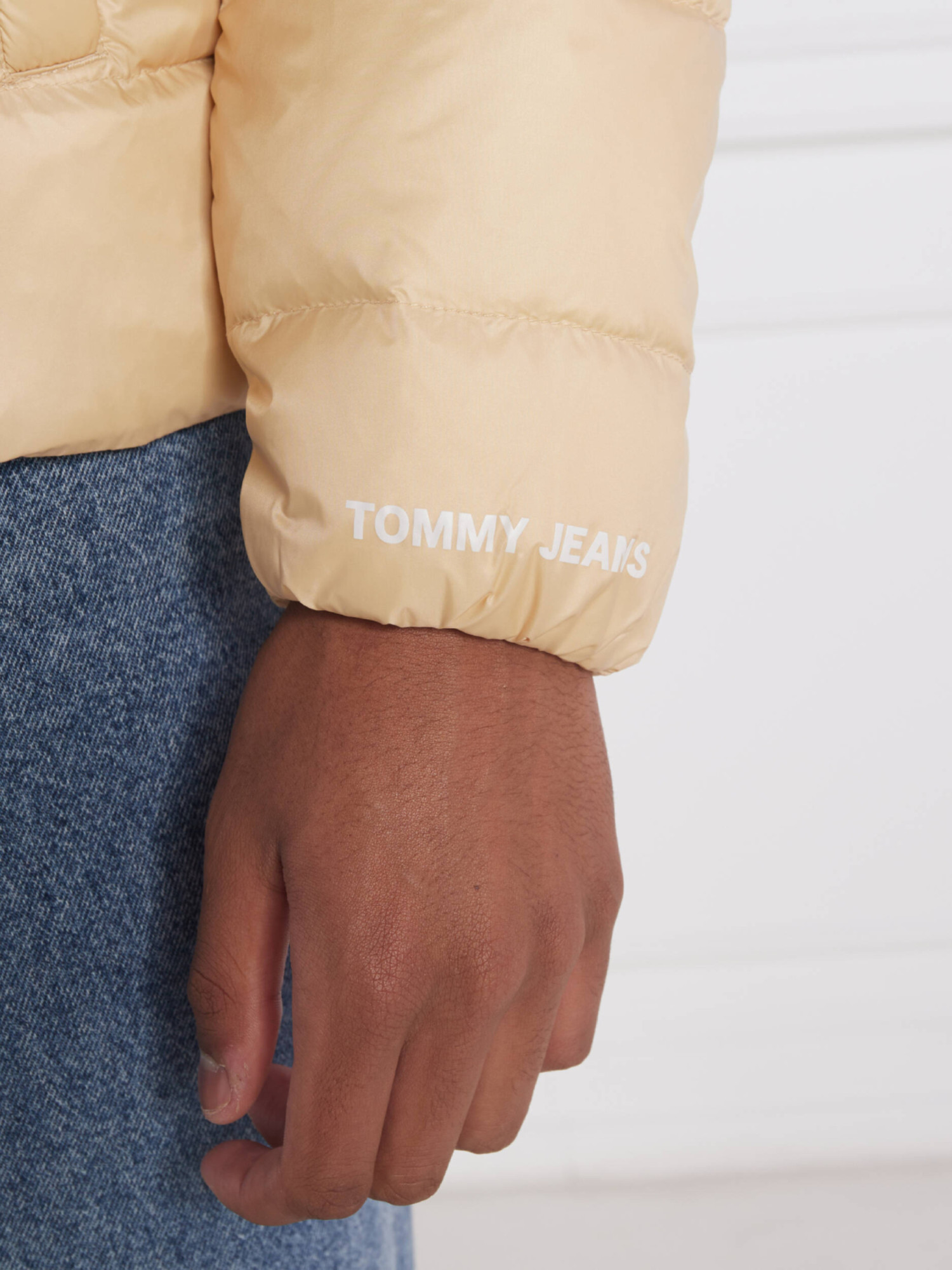 detail Tommy Jeans pánska béžová bunda