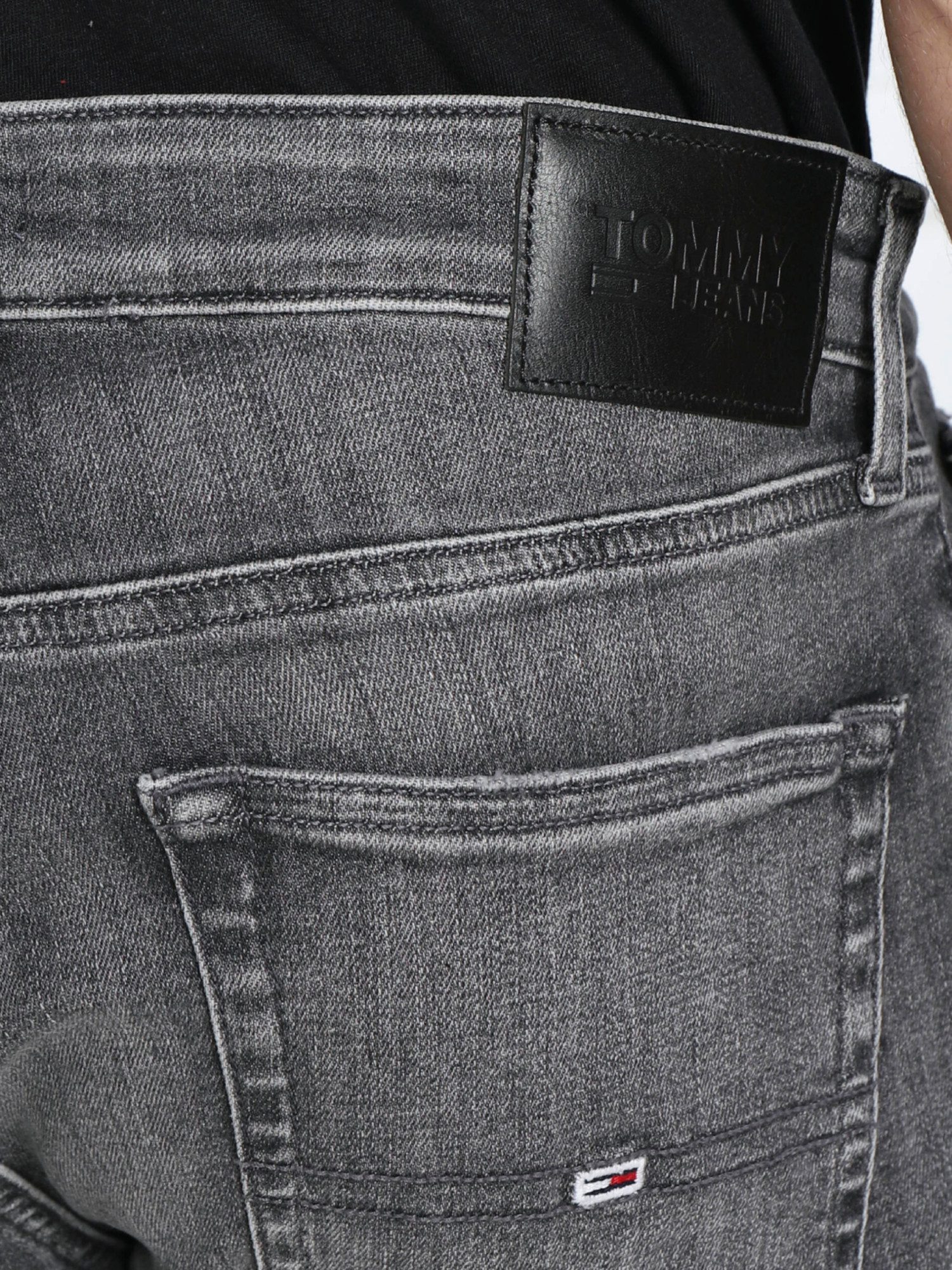 detail Tommy Jeans pánske šedé džínsy
