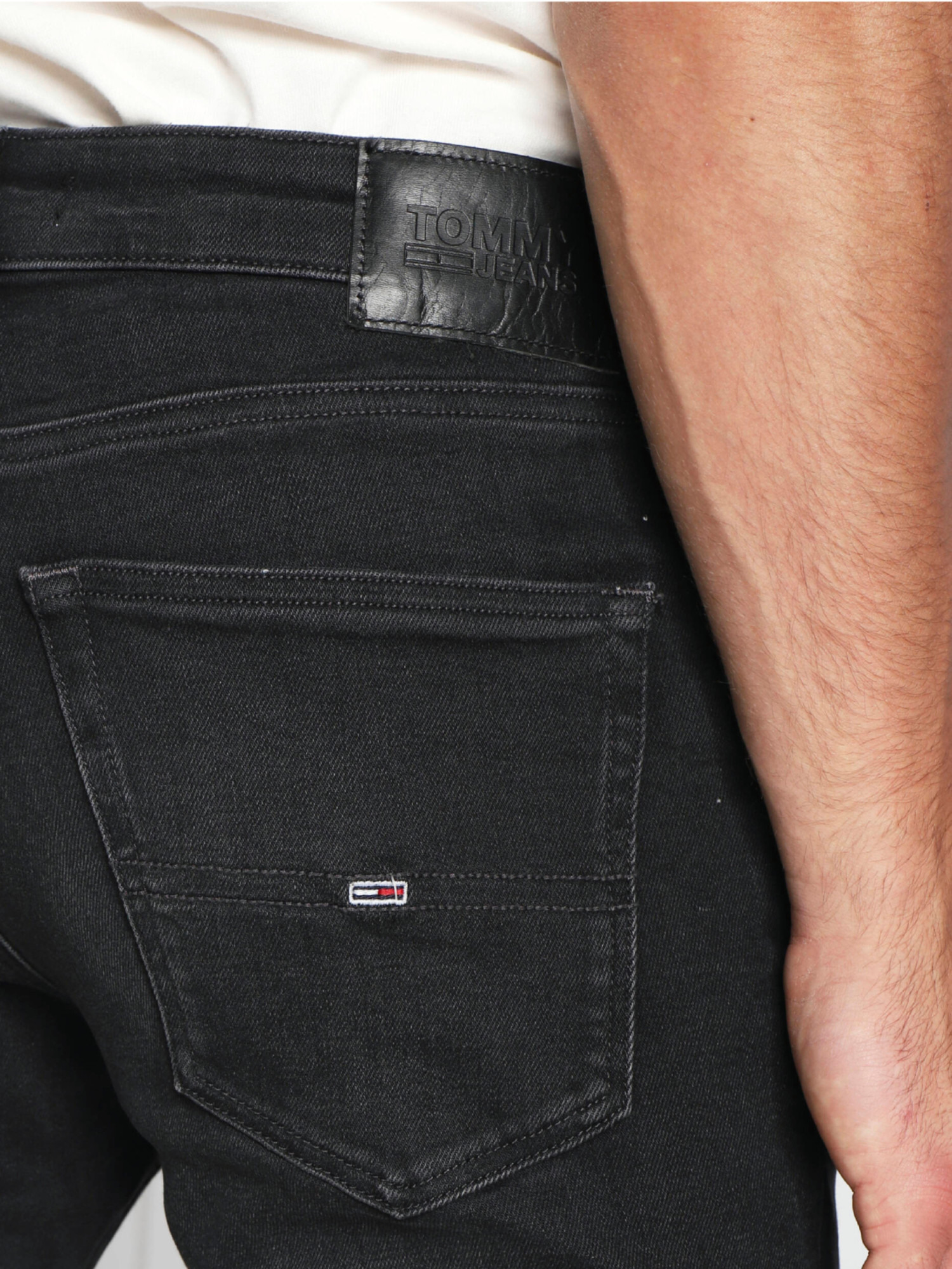 detail Tommy Jeans pánske čierne džínsy