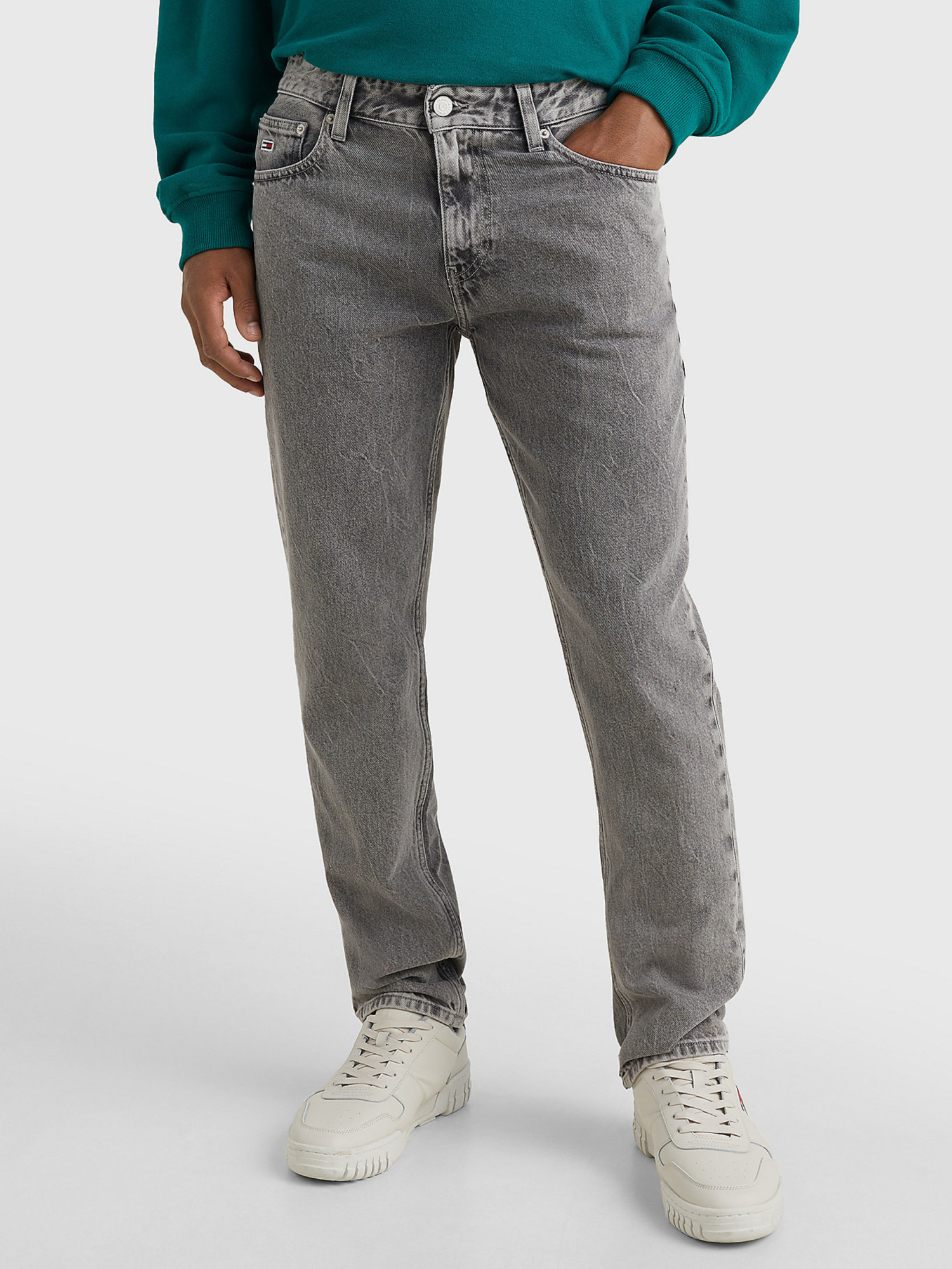 detail Tommy Jeans pánske šedé džínsy