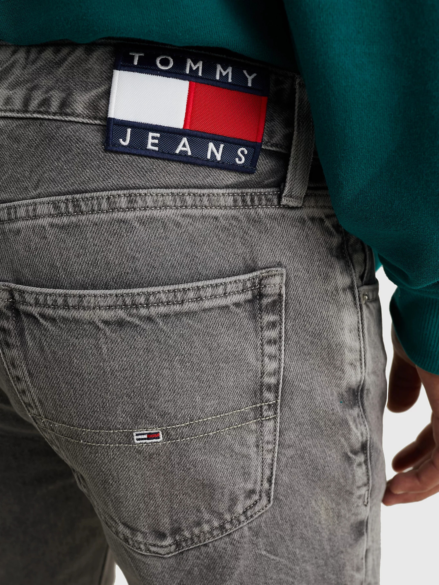 detail Tommy Jeans pánske šedé džínsy