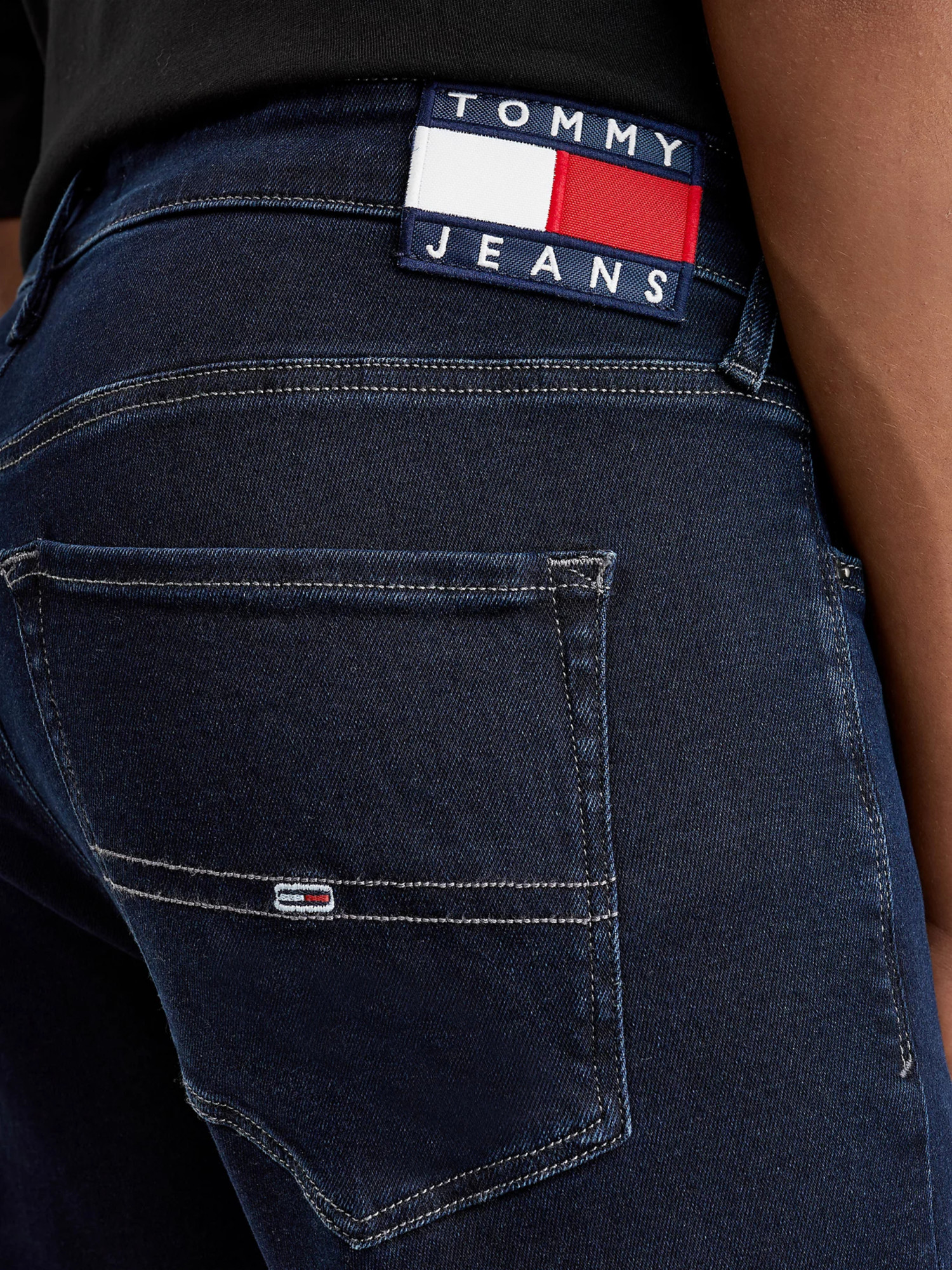 detail Tommy Jeans pánske tmavo modré džínsy