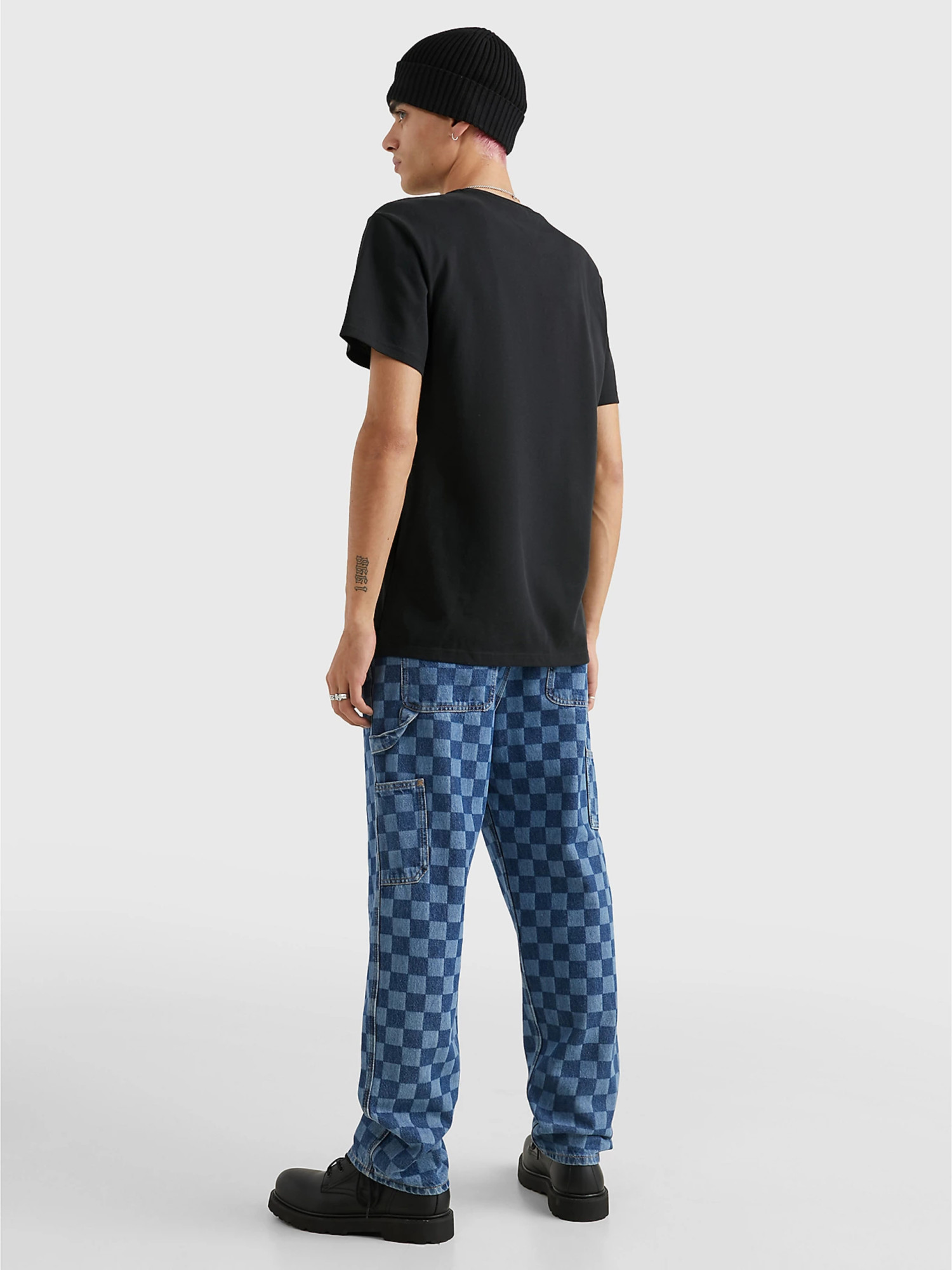 detail Tommy Jeans pánske čierne tričko