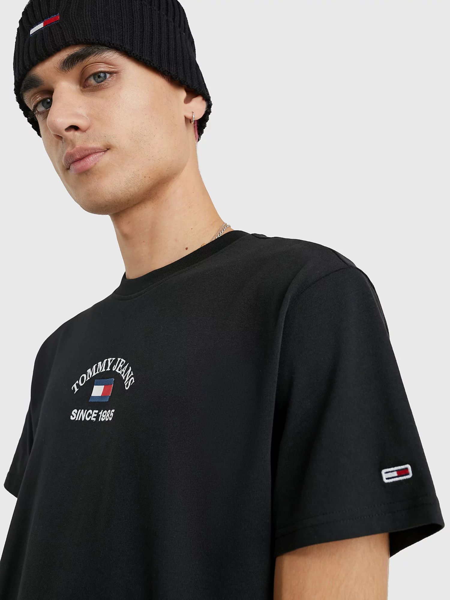 detail Tommy Jeans pánske čierne tričko