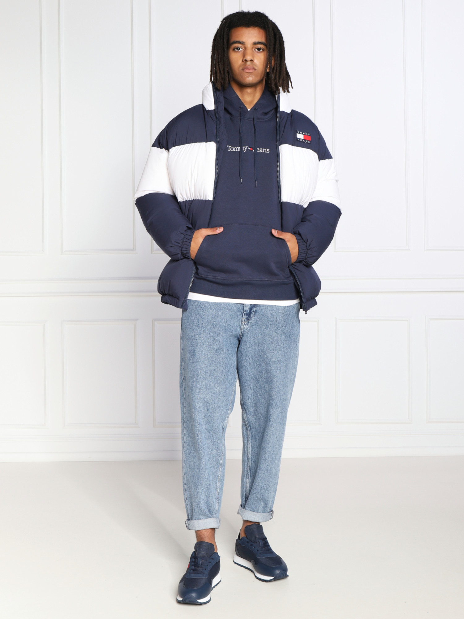 detail Tommy Jeans pánska tmavomodrá mikina