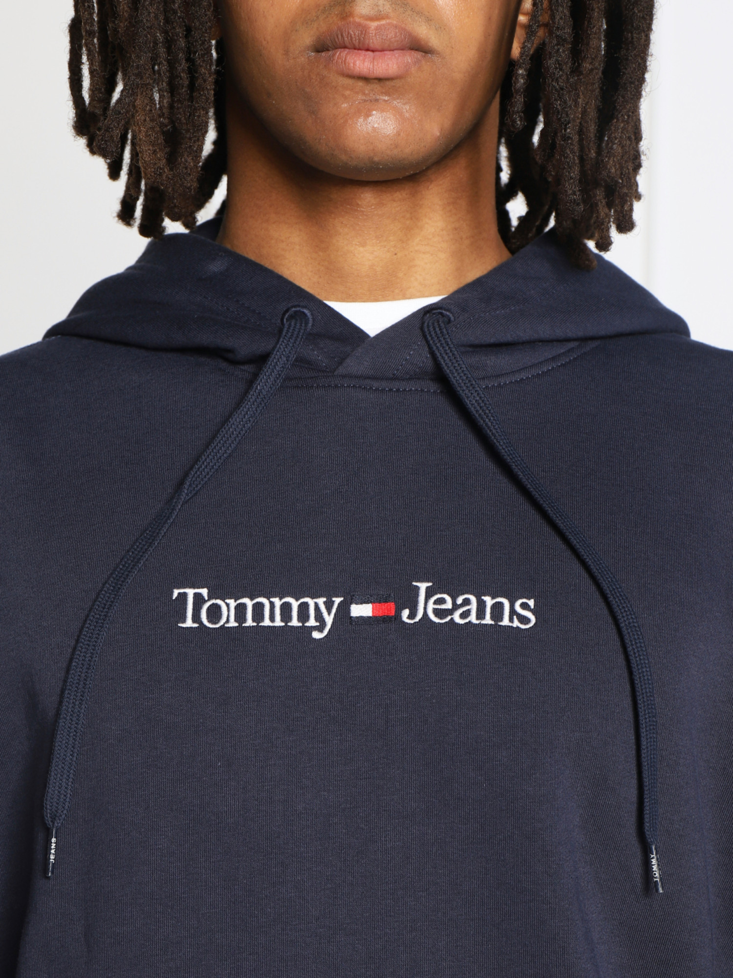 detail Tommy Jeans pánska tmavomodrá mikina