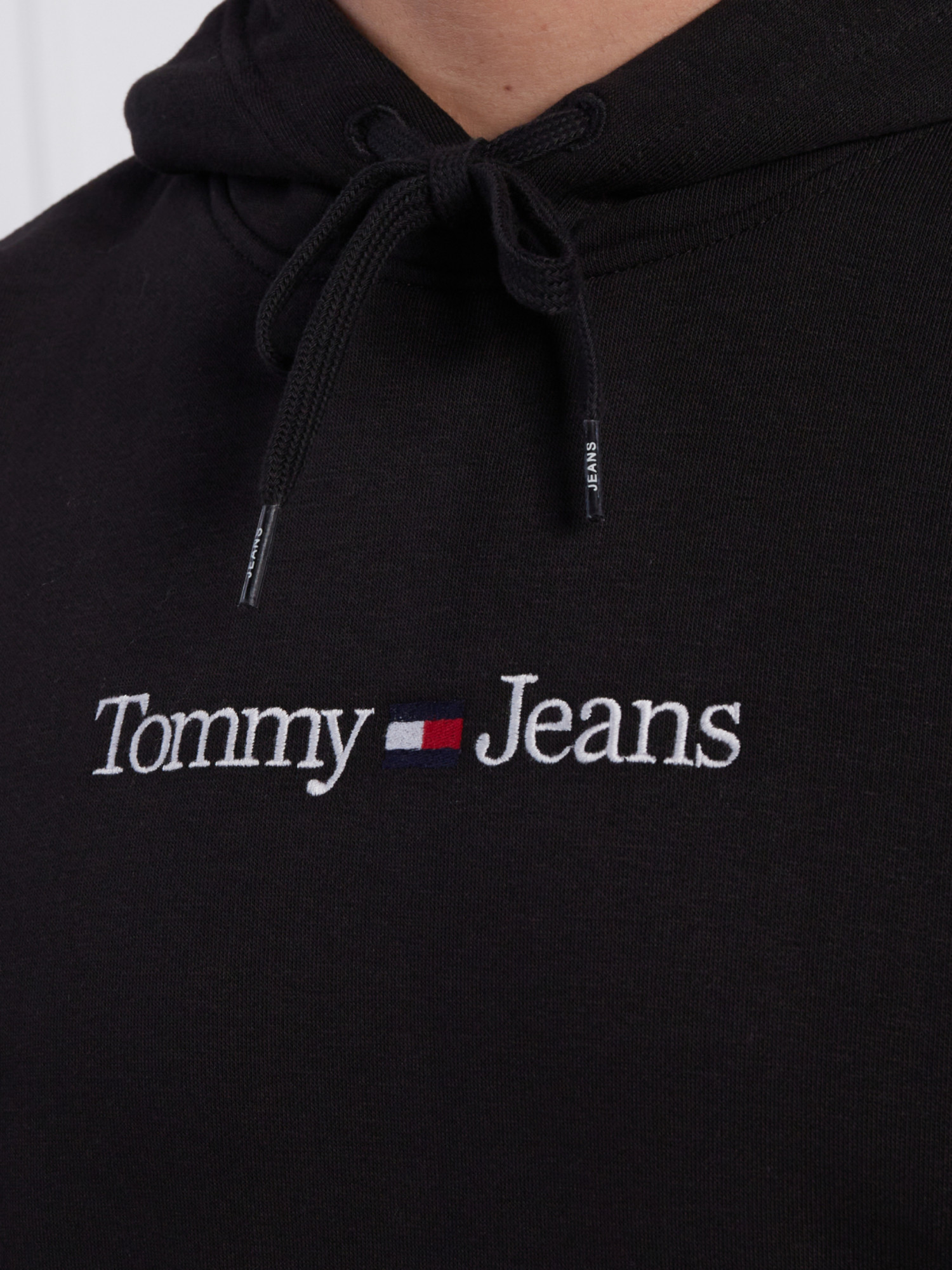 detail Tommy Jeans pánska čierna mikina