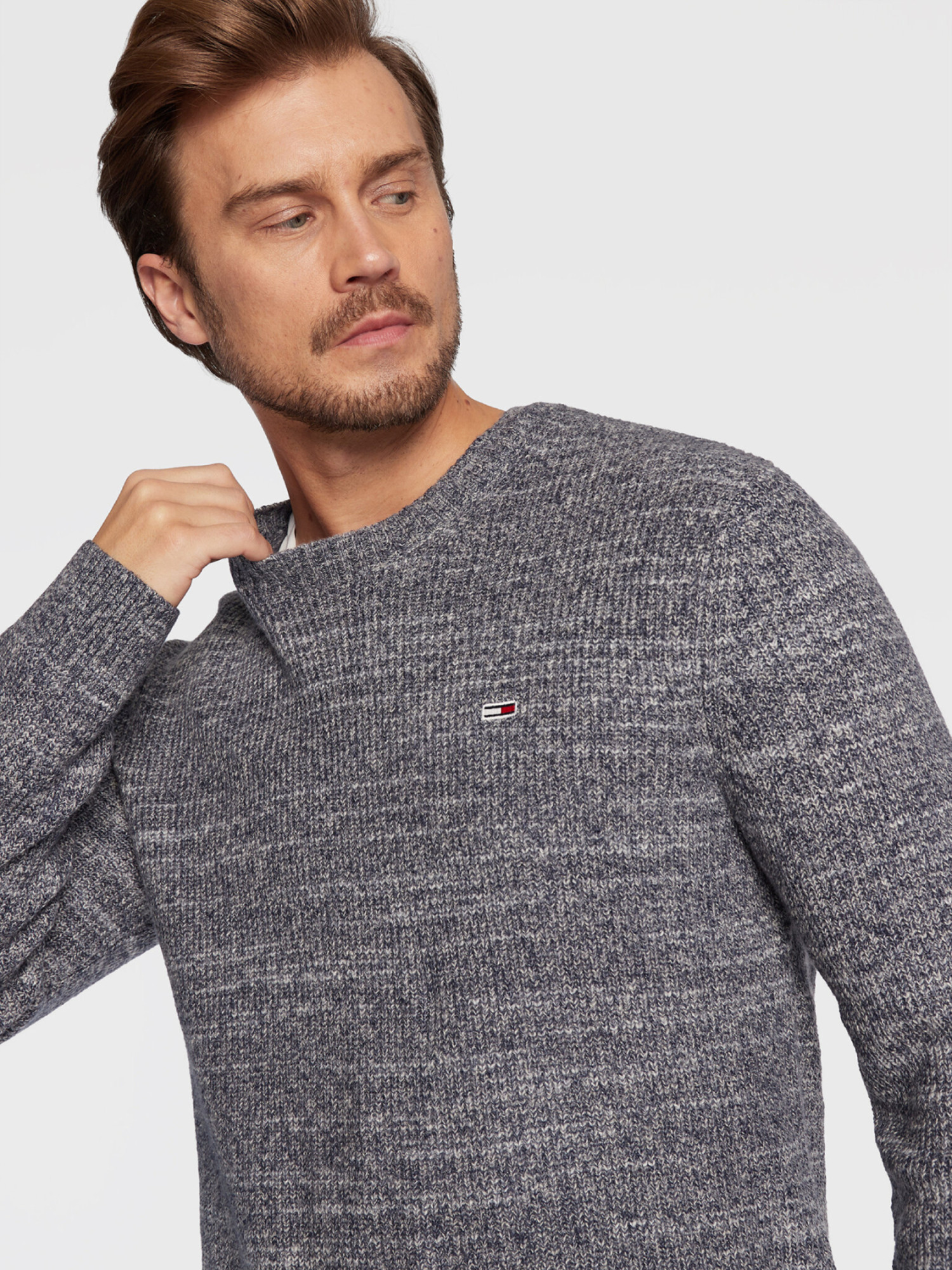 detail Tommy Jeans pánsky tmavomodrý sveter