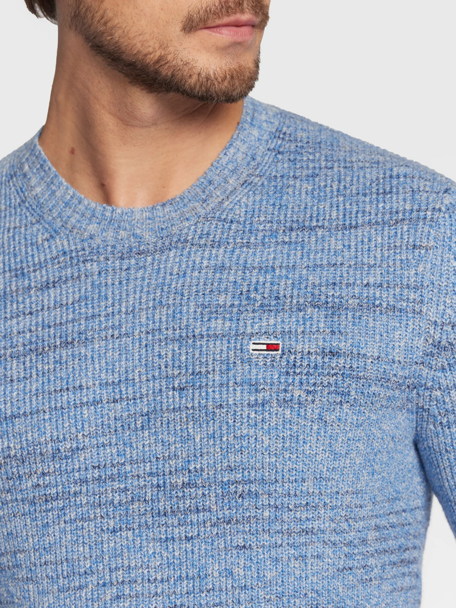 detail Tommy Jeans pánsky modrý sveter