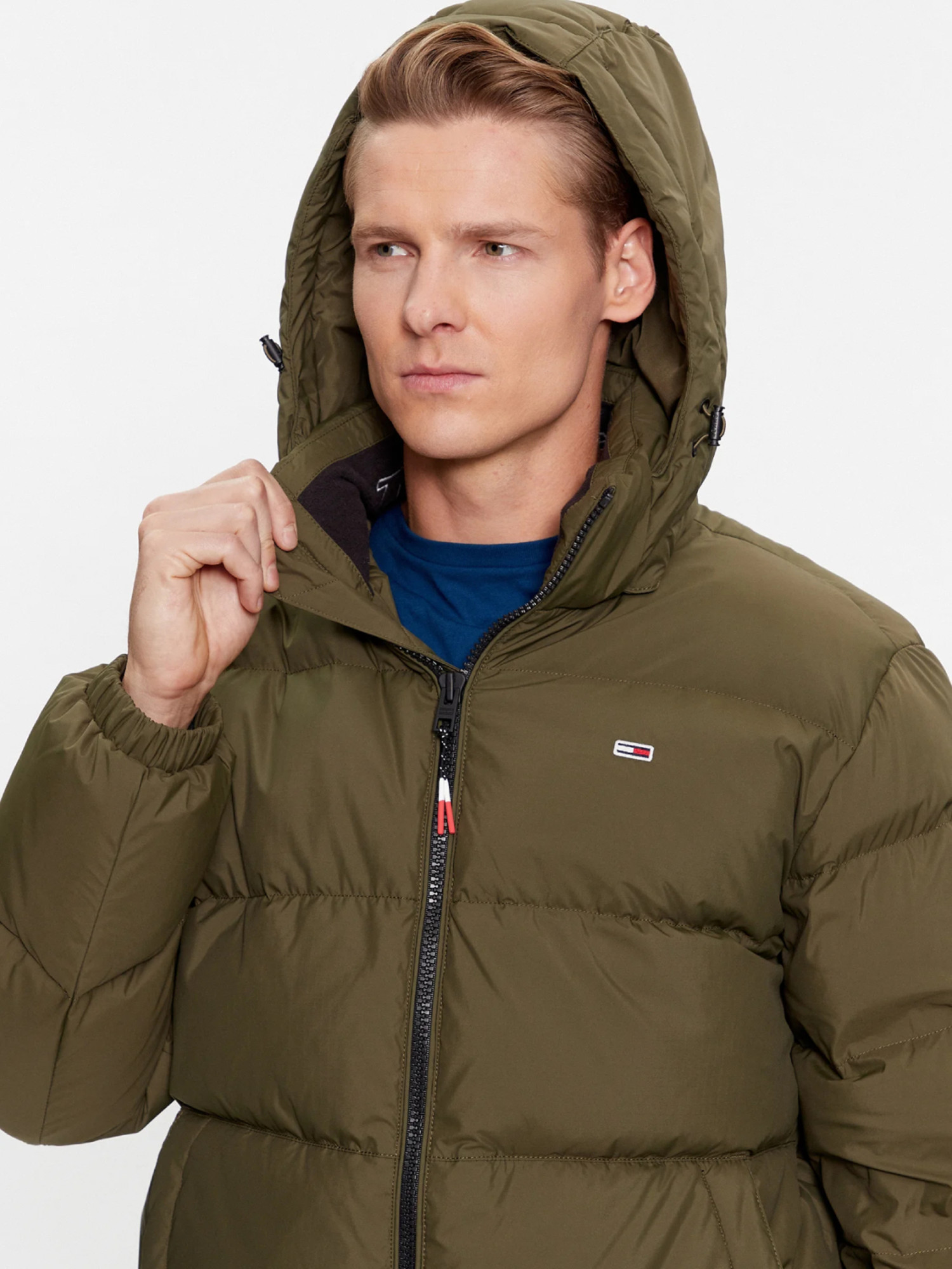 detail Tommy Jeans pánska zelená zimná bunda