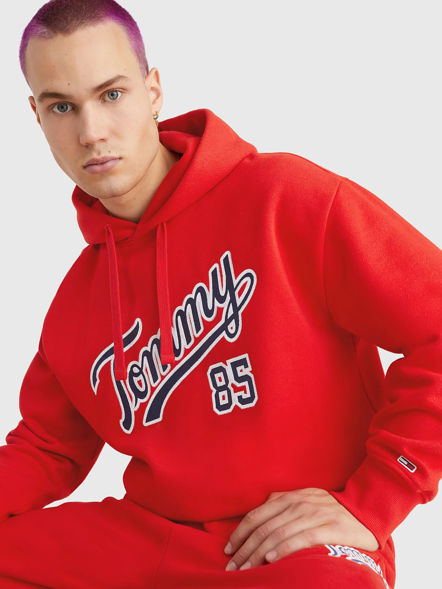 detail Tommy Jeans pánska červená mikina COLLEGE 85