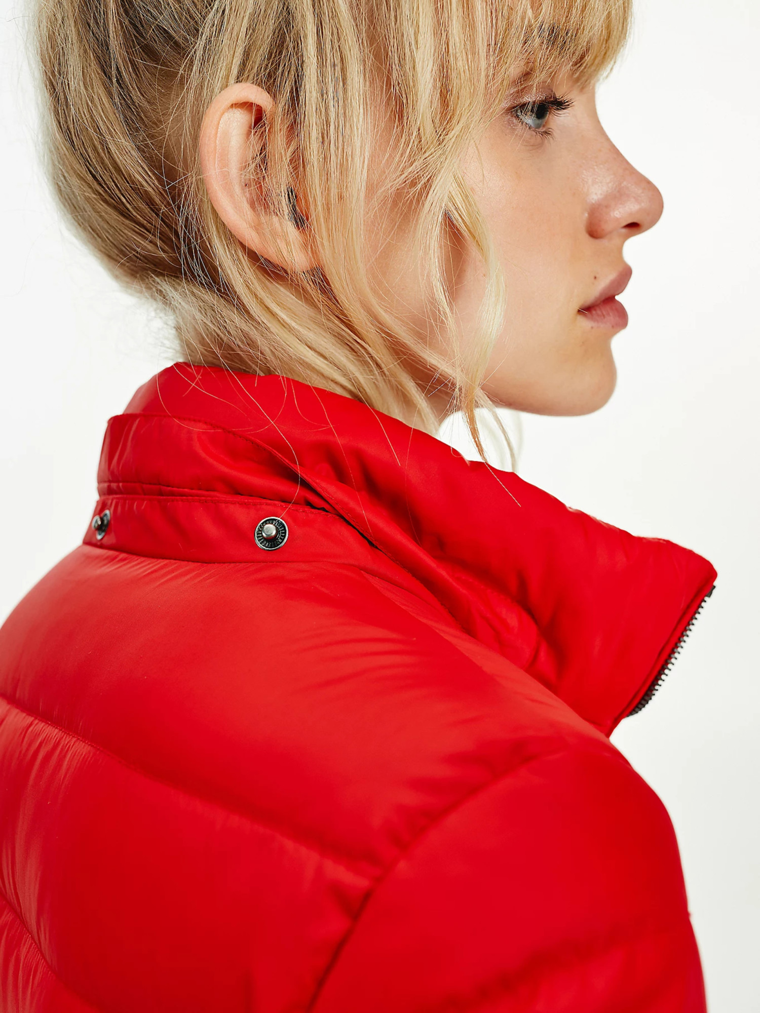detail Tommy Jeans dámska červená bunda