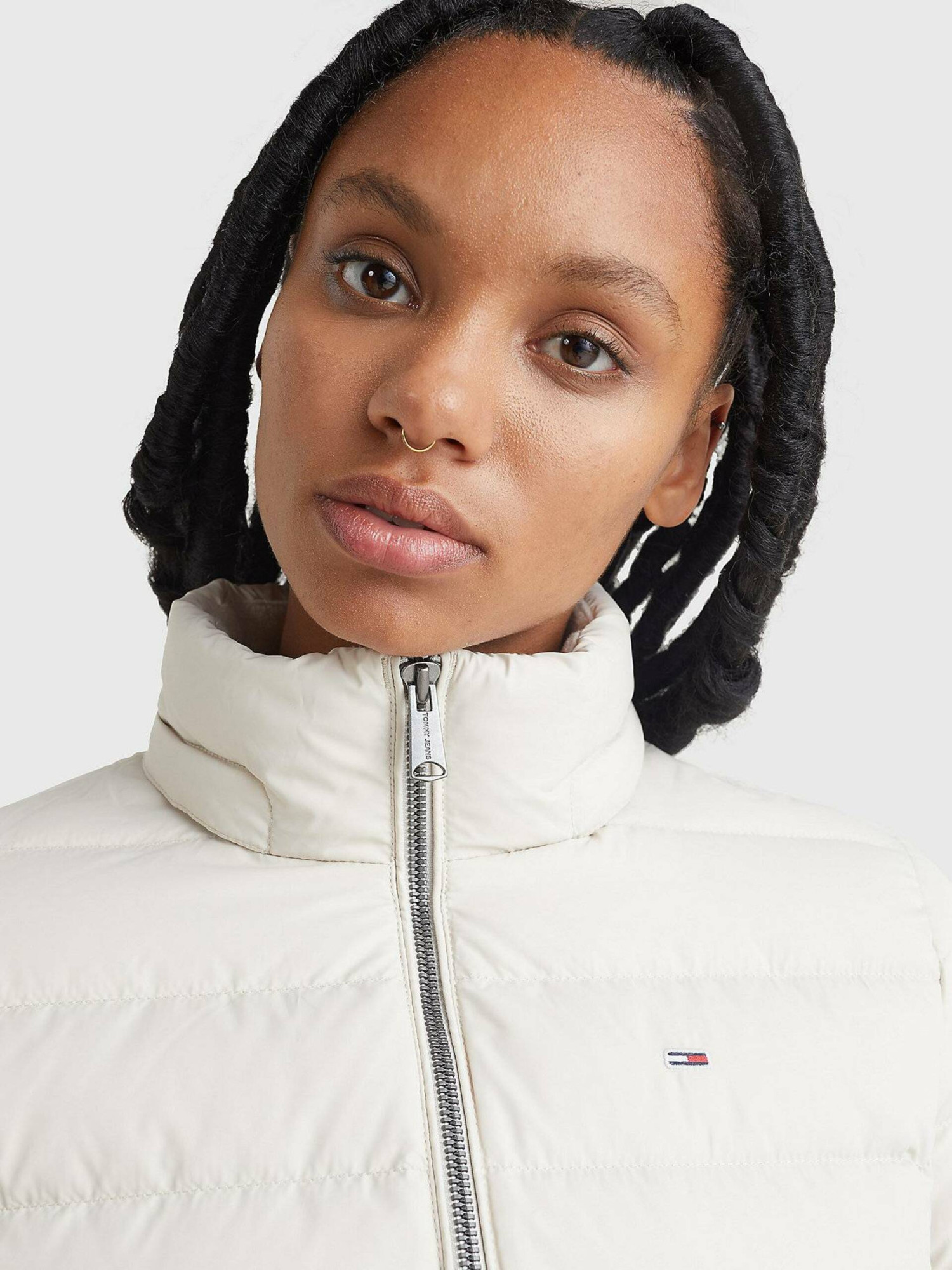 detail Tommy Jeans dámska béžová zimná bunda