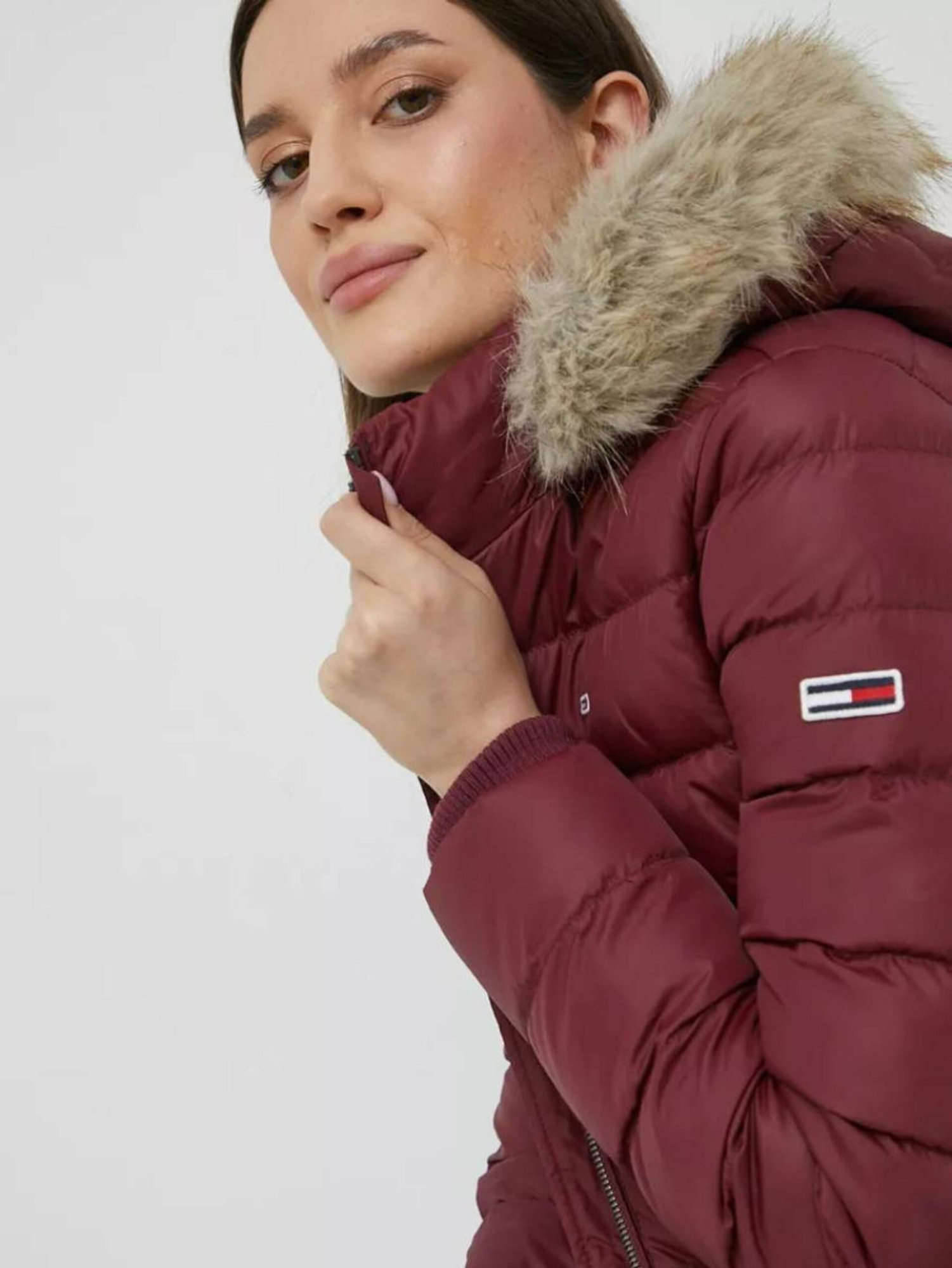 detail Tommy Jeans dámska vínová zimná bunda